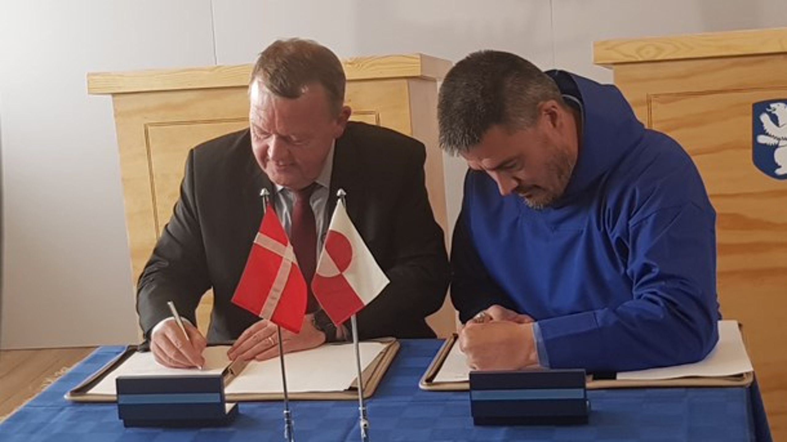 September 2018:&nbsp;&nbsp;Lars Løkke Rasmussen (t.v) og Kim Kielsen (t.h.) underskriver aftalen om dansk medfinansiering af lufthavnsprojekterne.
