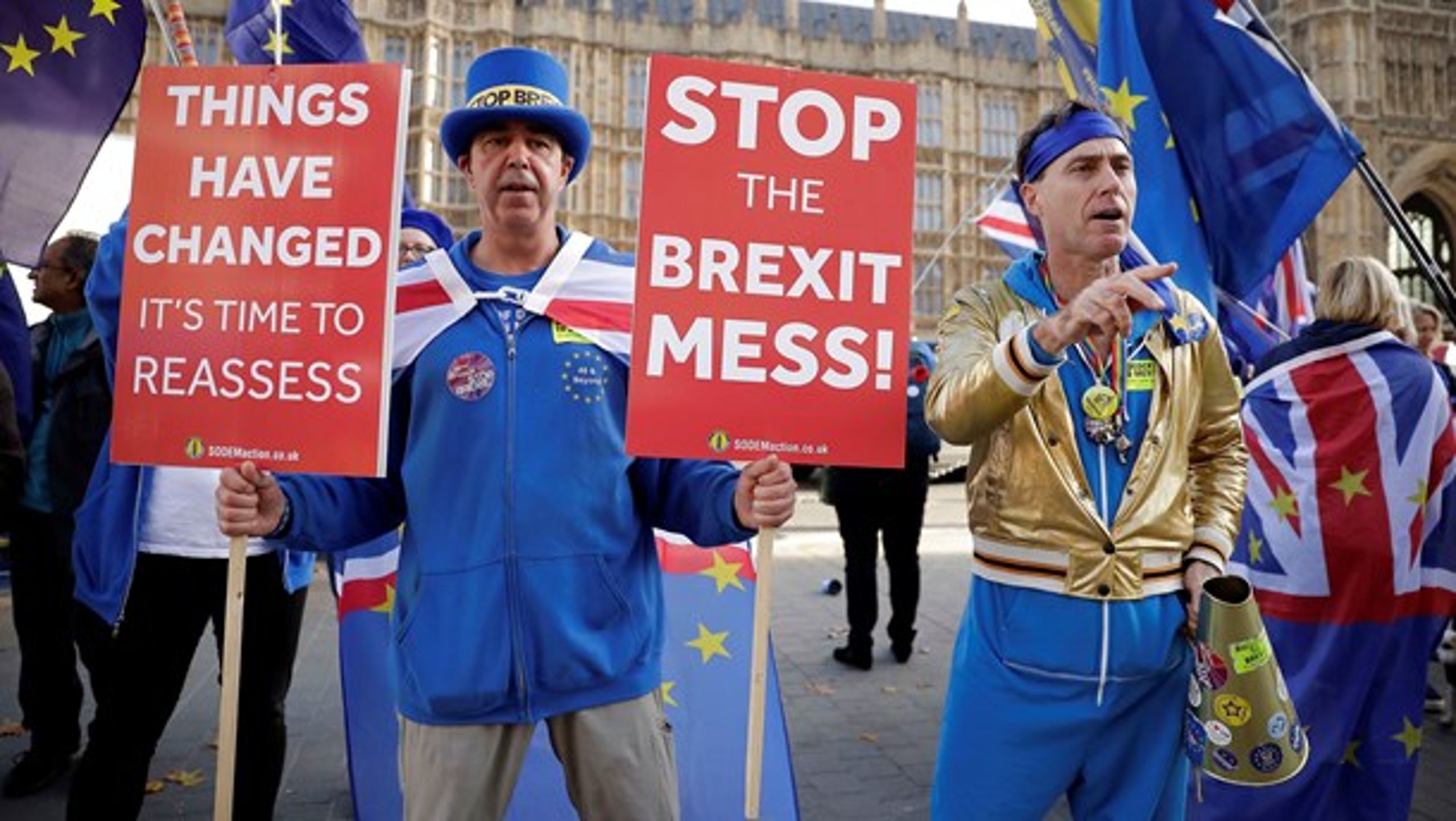 Der blev demonstreret foran Westminster, da premierminister Theresa May onsdag svarede på spørgsmål i det britiske Underhus om den nye Brexit-aftale.