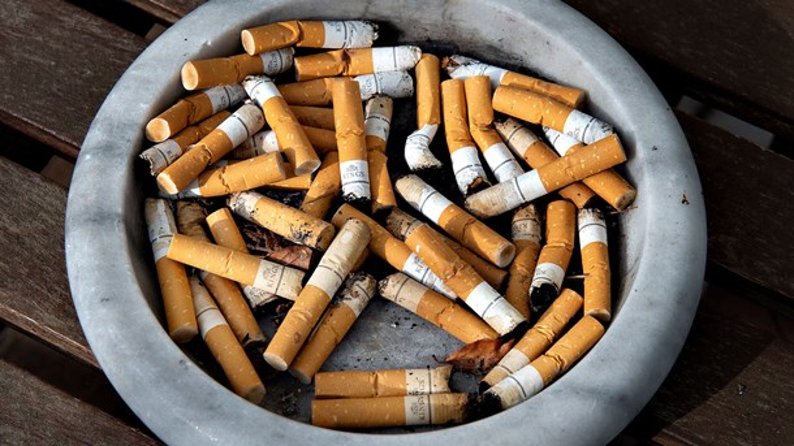 Kan samfundet gøre det dyrere at købe
cigaretter, håndhæve, at der ikke bliver solgt tobak til børn og unge, og
sikre, at eleverne i skolen aldrig bliver udsat for røg, så bliver det nemmere
at vælge tobakken fra, skriver Andreas Rudkjøbing fra Lægeforeningen.