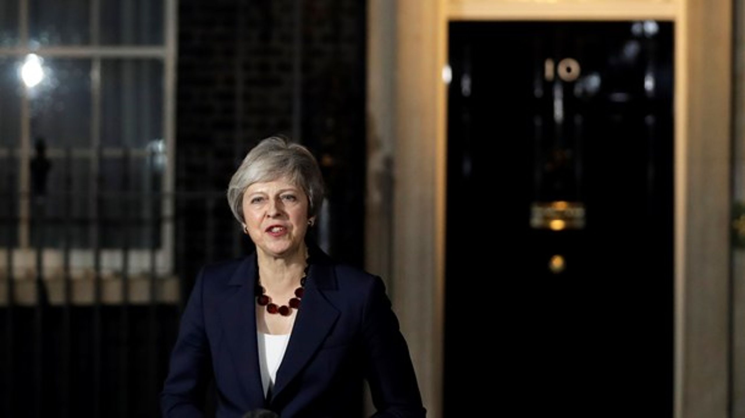 Theresa May kunne efter et fem timer langt, ophedet møde meddele, at Storbritanniens kabinet bakker op om aftalen.<br>
