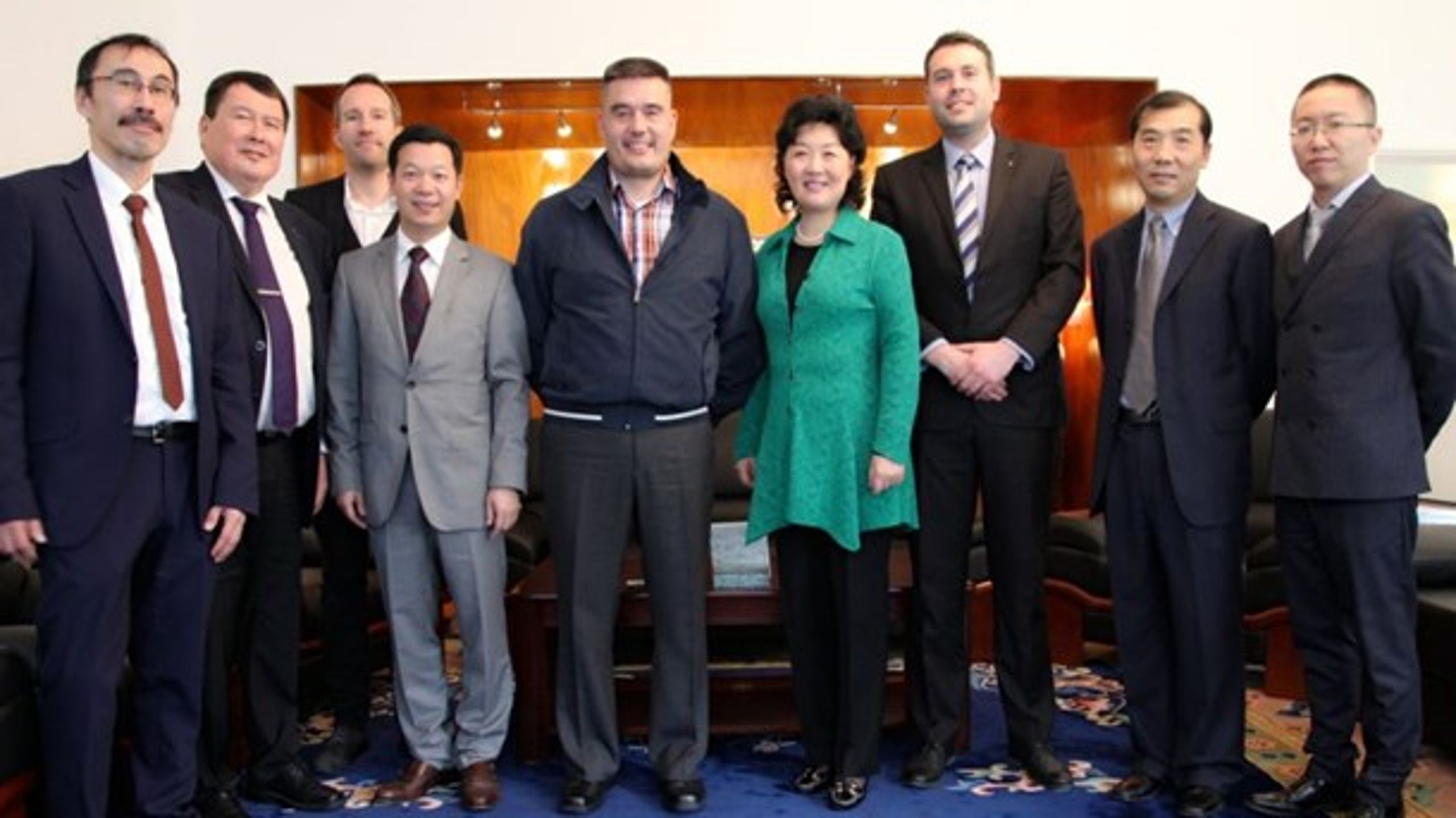 Kina nyder stor velvilje fra Grønlænderne. På billedet ses&nbsp;landsstyreformand Kim Kielsen og Kinas ambassadør i Danmark, Deng Ying, med embedsmænd&nbsp;