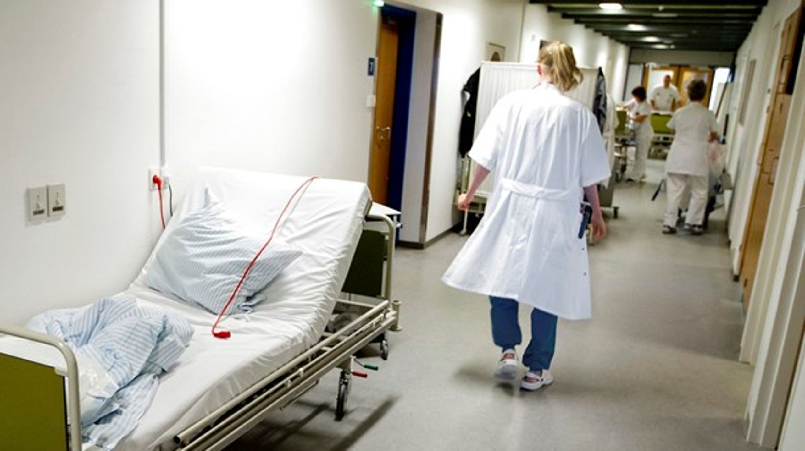 Nyuddannede sygeplejerske forlader hospitalerne, fordi de er bange for at fejlbehandle, mener hospitalsdirektør.
