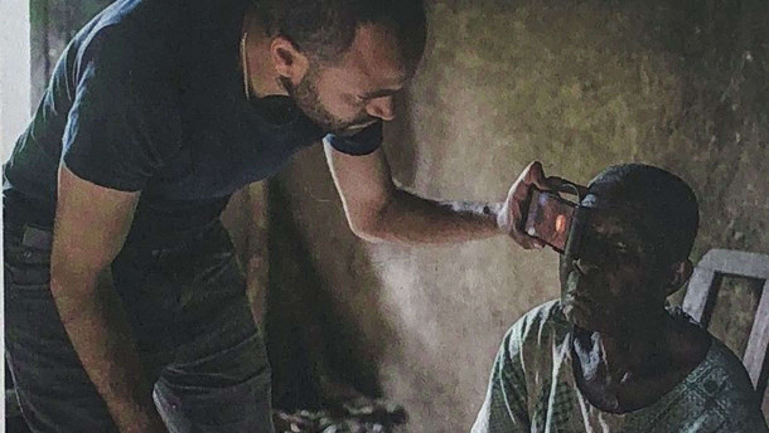 Øjenlæge Andrew Bastawrous undersøger et afrikansk øje.