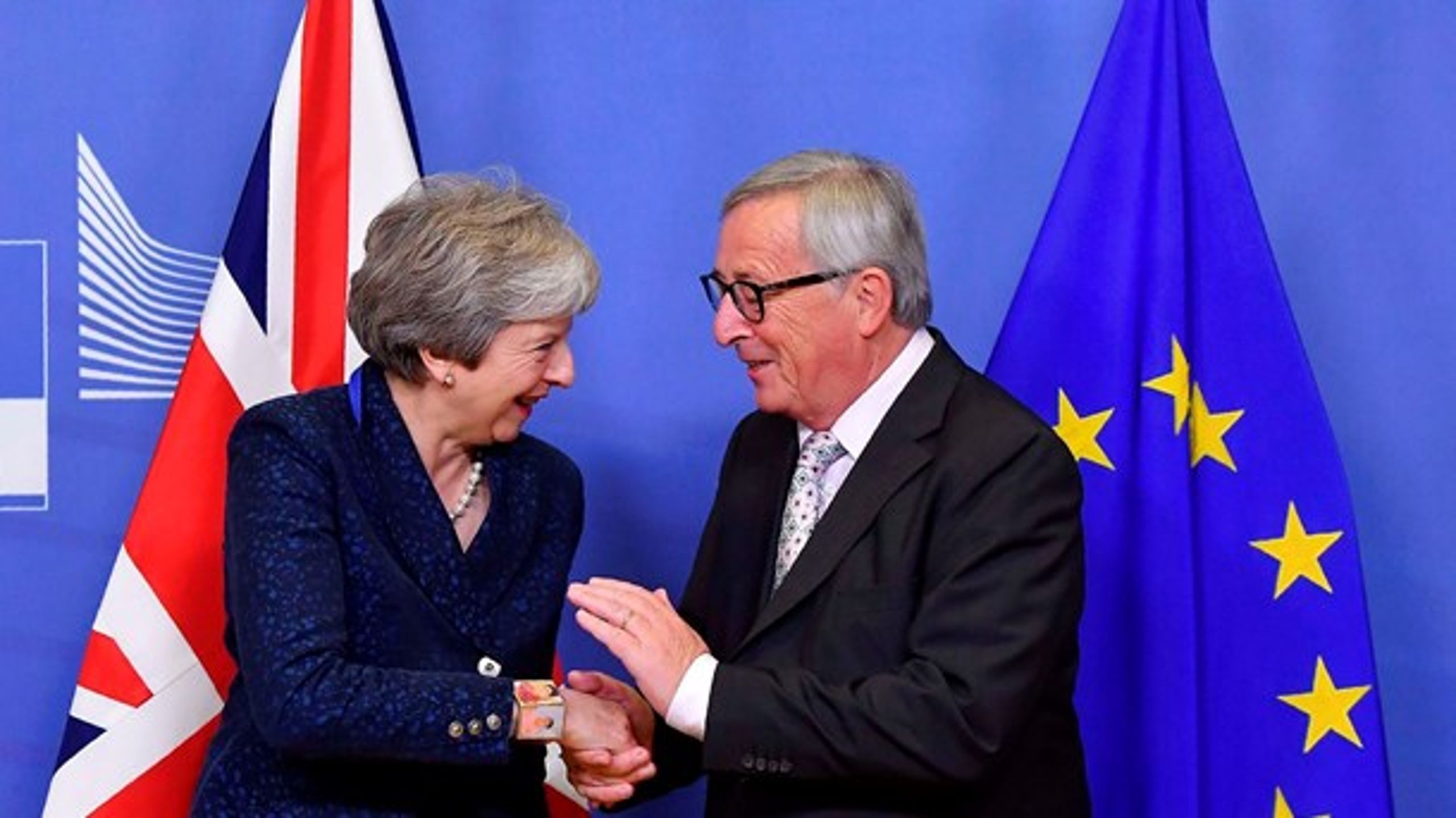 Den britiske premierminister, Theresa May, mødtes lørdag aften med kommissionsformand Jean-Claude Juncker efter&nbsp; en hidsig slutspurt i skilsmisseforhandlingerne inden et topmøde søndag.