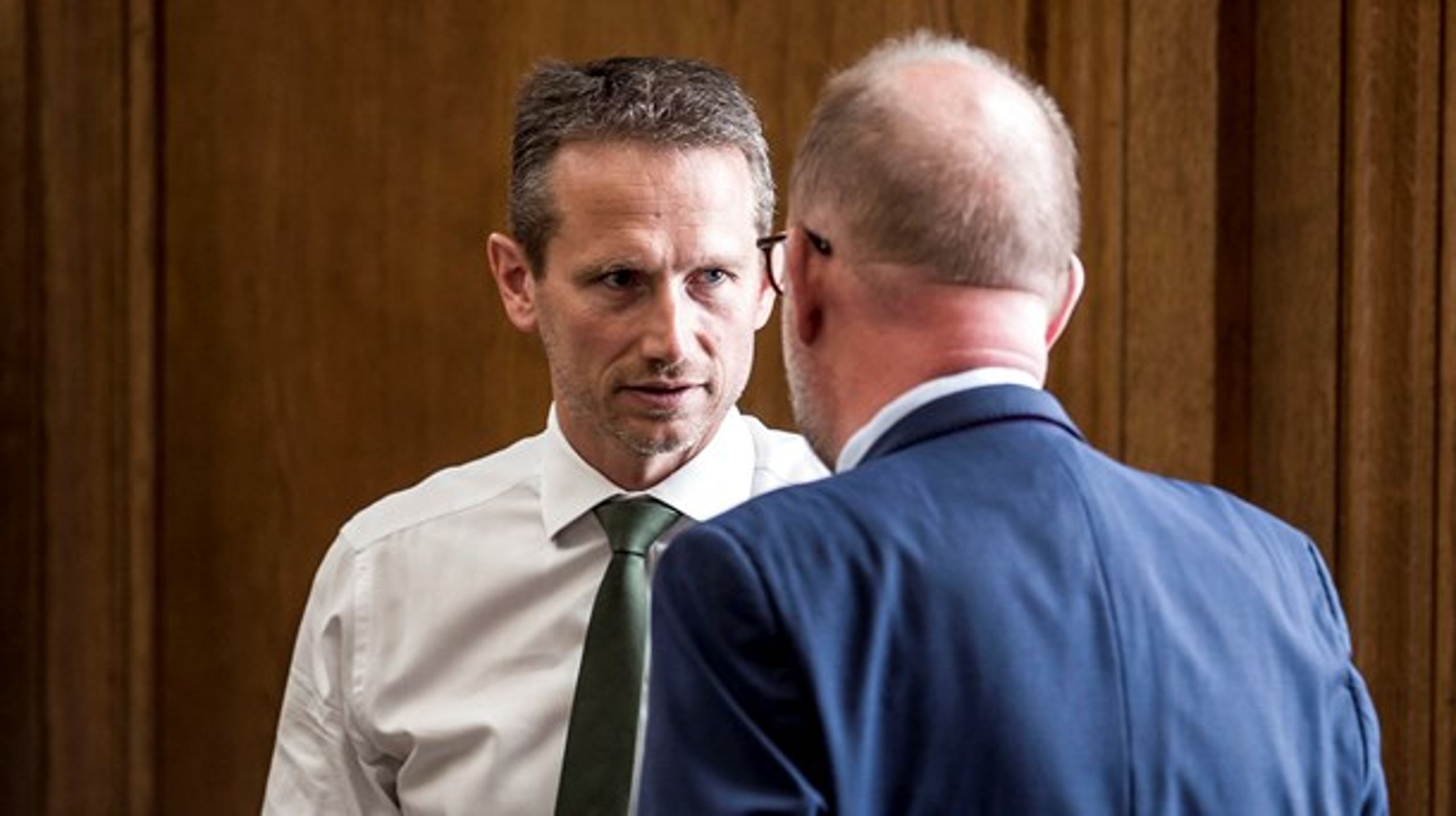 Finansminister Kristian Jensen (V) og klimaminister Lars Chr. Lilleholt (V) i samtale i Folketingssalen i en pause i&nbsp;afslutningsdebatten 30. maj.