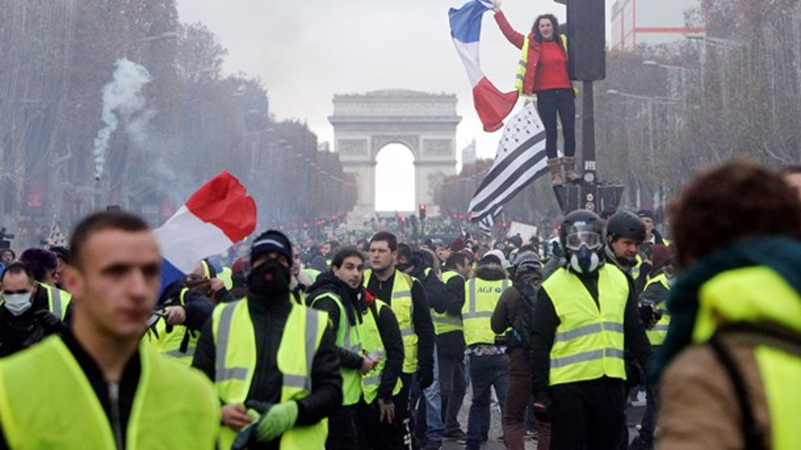 Franskmænd demonstrerer mod Macrons bebudede afgiftsstigning på benzin som et led i kampen mod klimaforandringer.&nbsp;