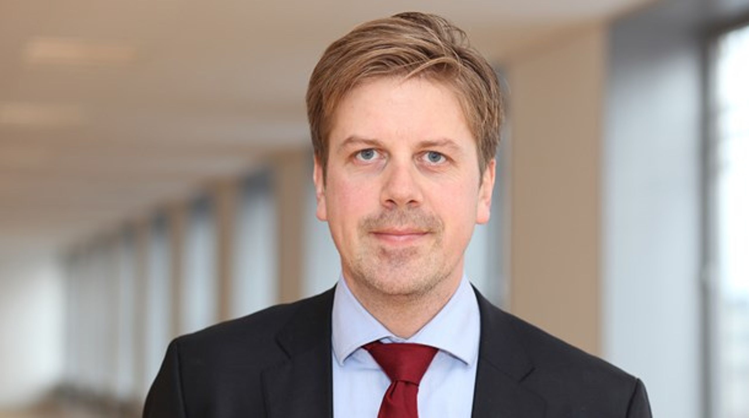 Beskæftigelsesminister Jakob Jensen skal ud at finde en ny direktør for Det Nationale Forskningscenter for Arbejdsmiljø.