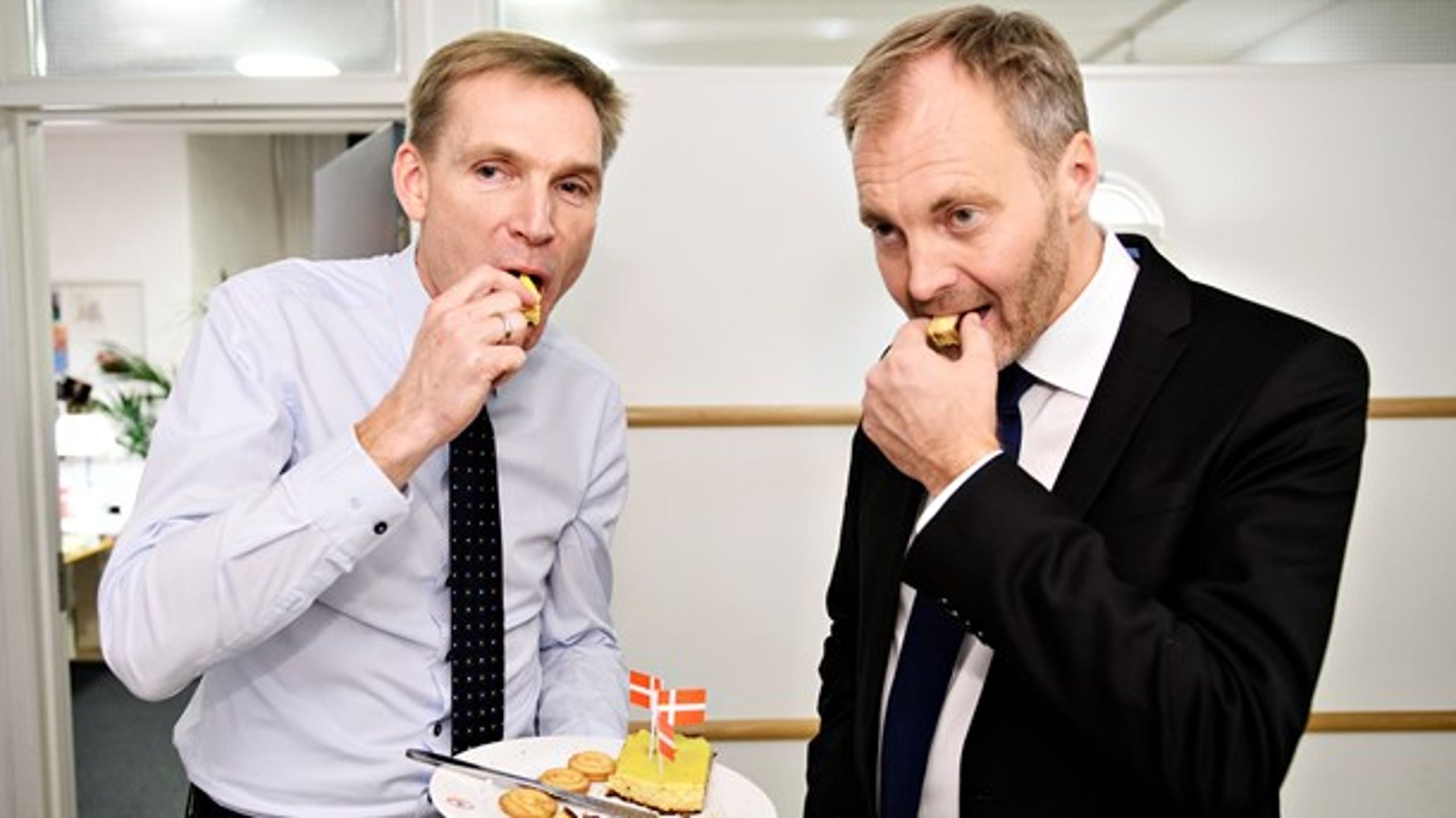 Dansk Folkeparti fejrede finansloven med dåsebajere og citronmåne.