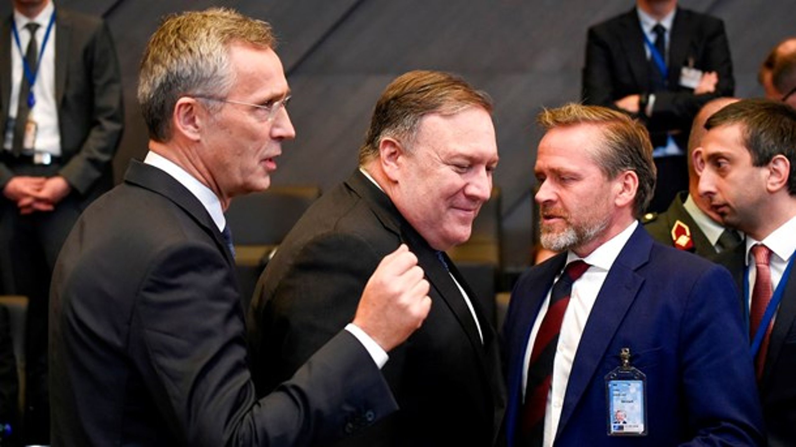 USA's udenrigsminister, Mike Pompeo, flankeret af Nato-chef Jens Stoltenberg (t.v.) og udenrigsminister Anders Samuelsen (t.h.), der begge støtter amerikanerens nye ultimatum til Rusland.