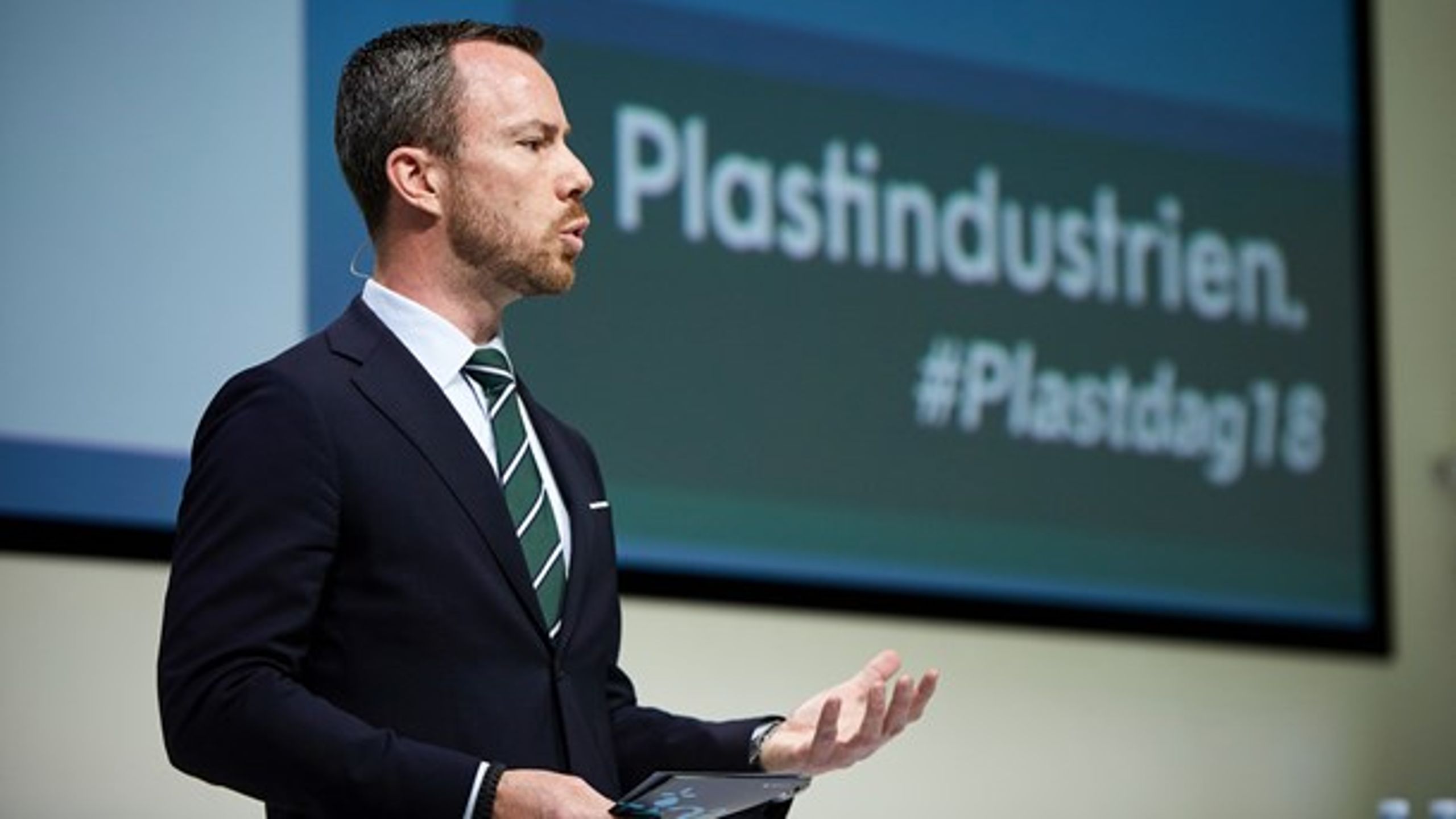 Miljø- og fødevareminister Jakob Ellemann-Jensen (V) holdt i foråret tale ved Plastdagen i Industriens Hus. Onsdag har han præsenteret regeringens plaststrategi.