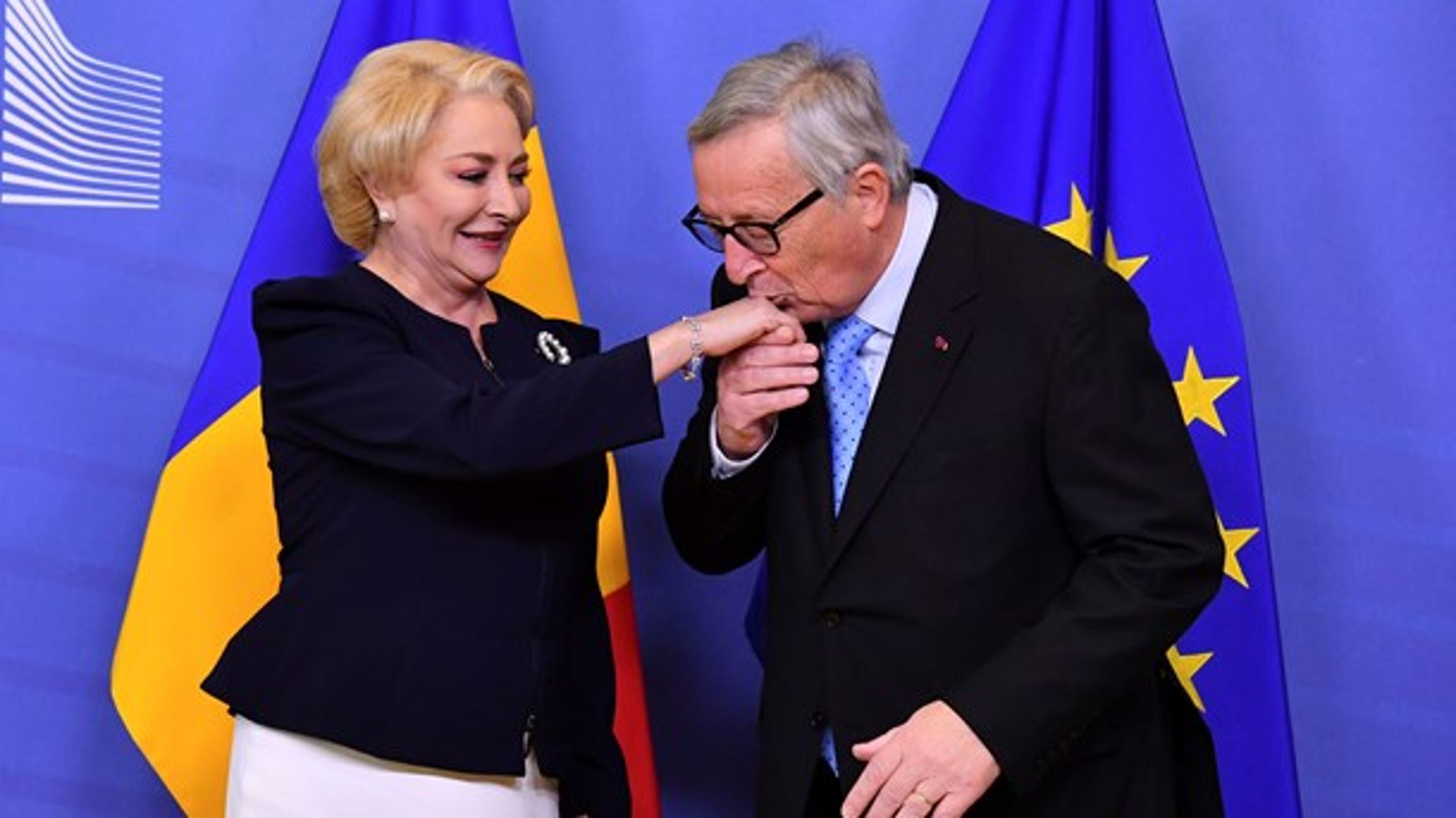 Jean-Claude Juncker tog 5. december imod Rumæniens premierminister, Viorica Dăncilă, inden landets overtagelse af EU-formandskabet. (Foto: Geert Vanden Wijngaert/Ritzau Scanpix).