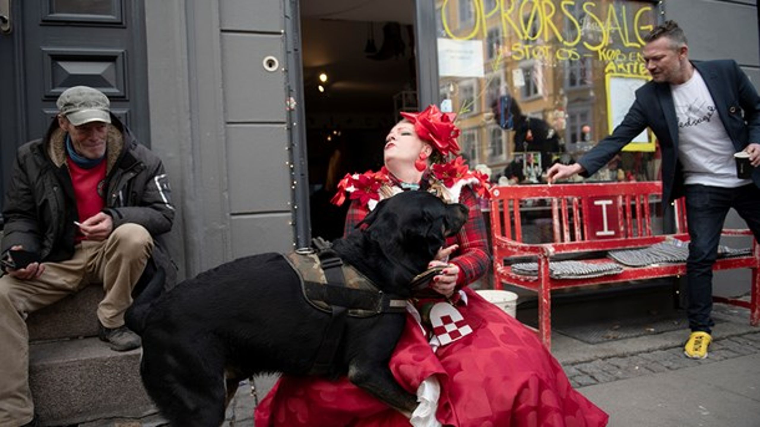 Gang i Gaden: Gadepræst Liane Zimsen Dambo i kærlig samtale med værestedets hund, King, under onsdagens lancering af Vesterbroaktien.&nbsp;