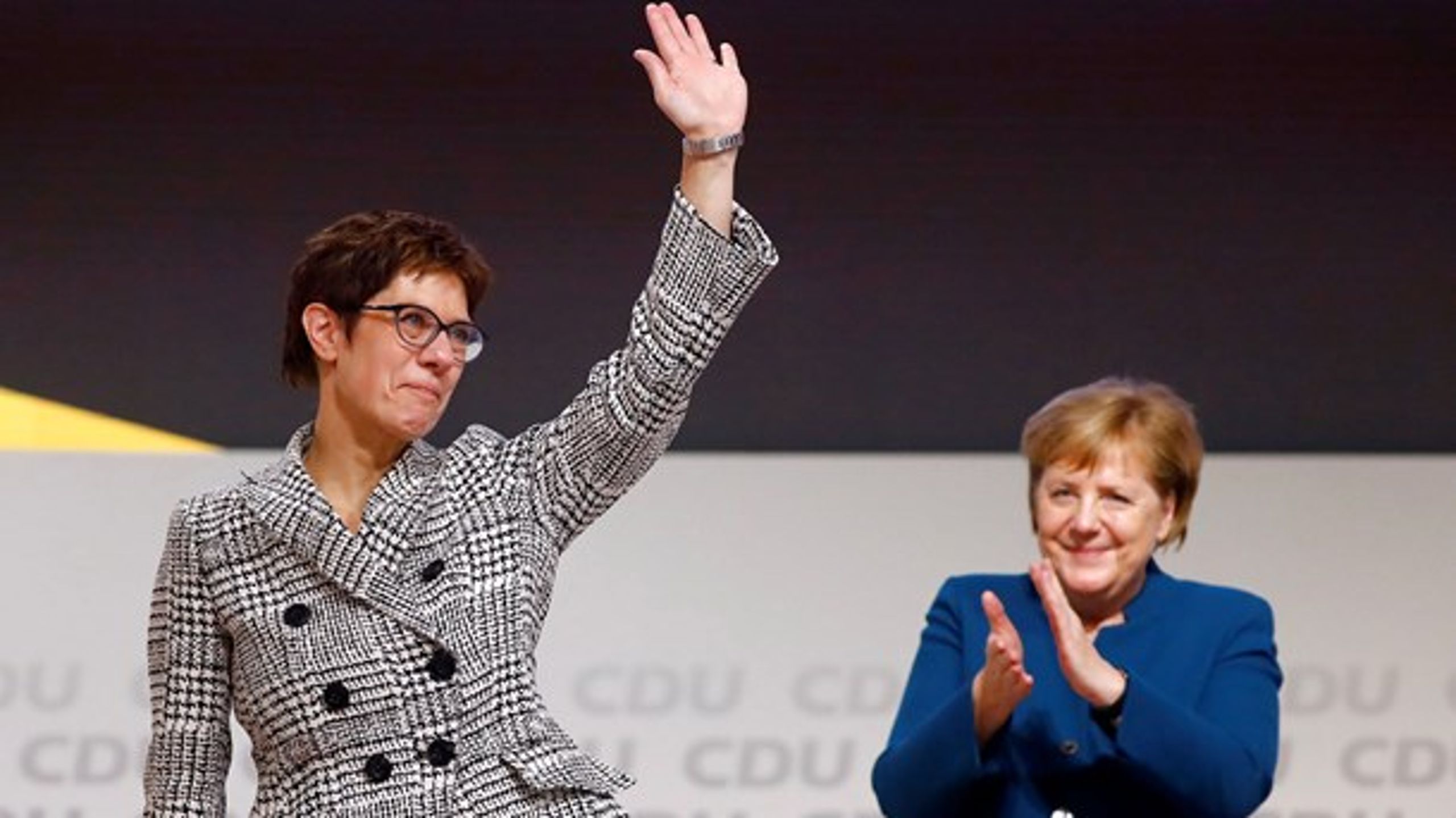 Annegret Kramp-Karrenbauer ved siden af Angela Merkel til CDU's partikongres 7. december.