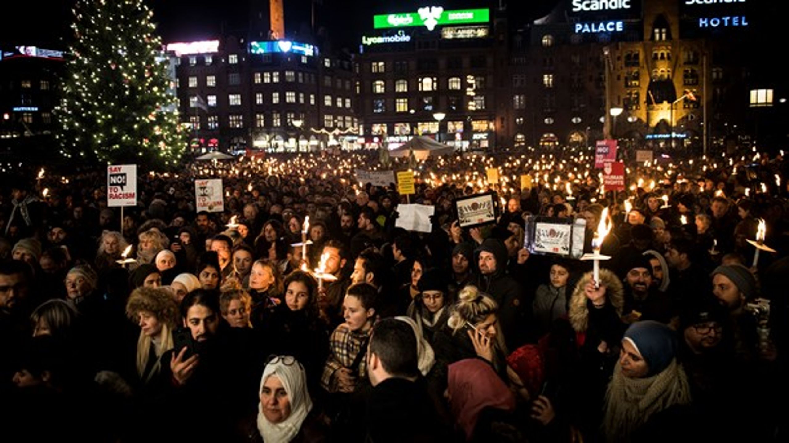 Mange trodsede decembermørket og tog til demonstration for menneskerettighederne.
