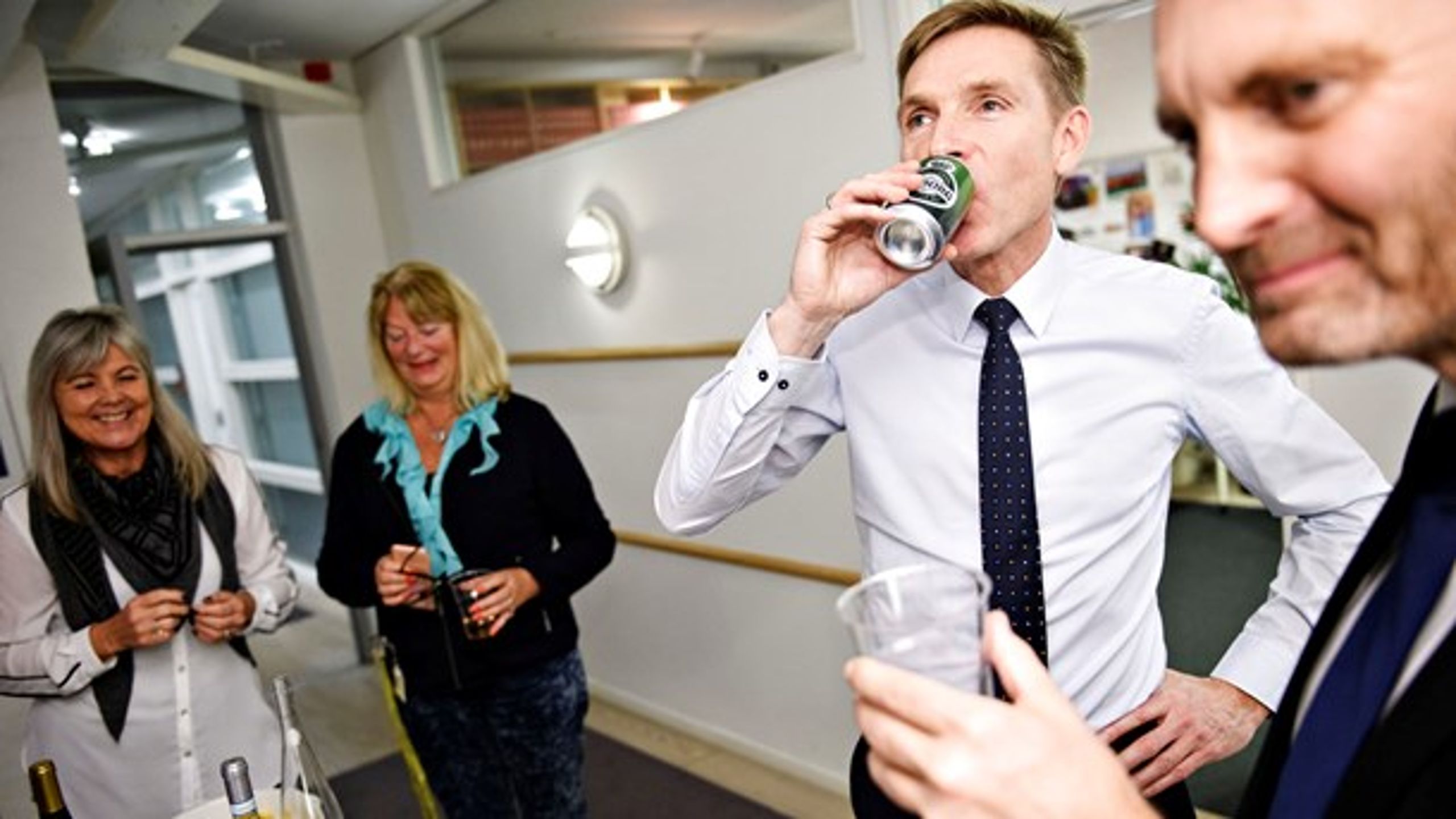 Kristian Thulesen Dahl (DF) og Peter Skaarup (DF) fejrer finansloven med øl og citronmåne.
