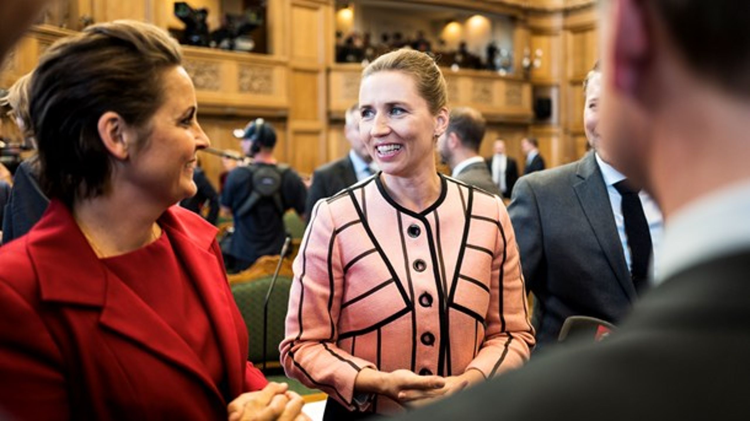 Både SF's Pia Olsen Dyhr og Socialdemokratiets Mette Frederiksen har grund til at smile. En ny måling viser nemlig fremgang til de to partier og en solid føring til rød blok.