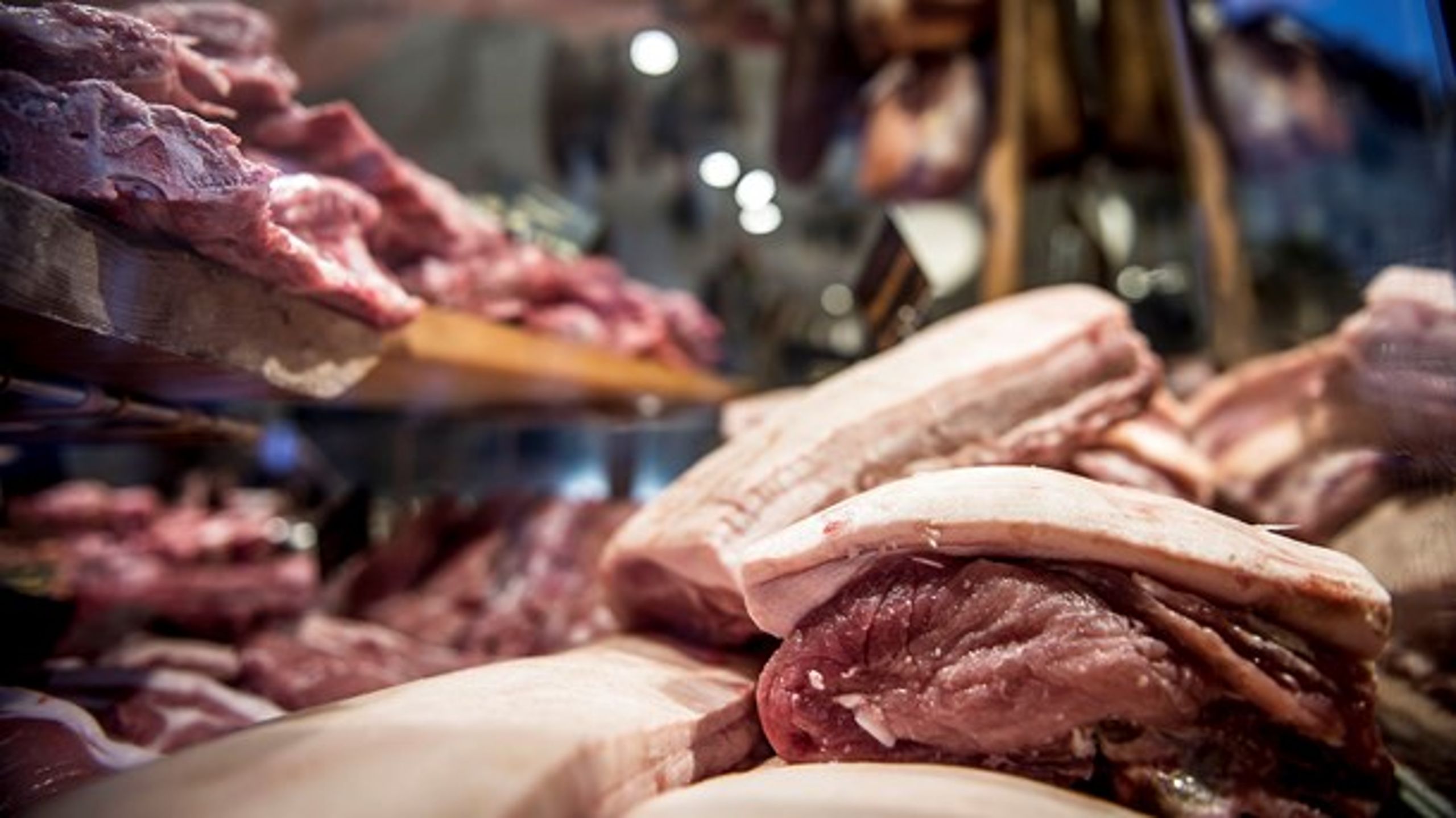 Et kilo kød produceret i Sydamerika og fragtet til dit lokale supermarked udleder fem gange mindre CO2, end hvis du henter et tilsvarende kilo i egen bil ti kilometer væk i den nærmeste gårdbutik, viser beregninger fra Aalborg Universitet.