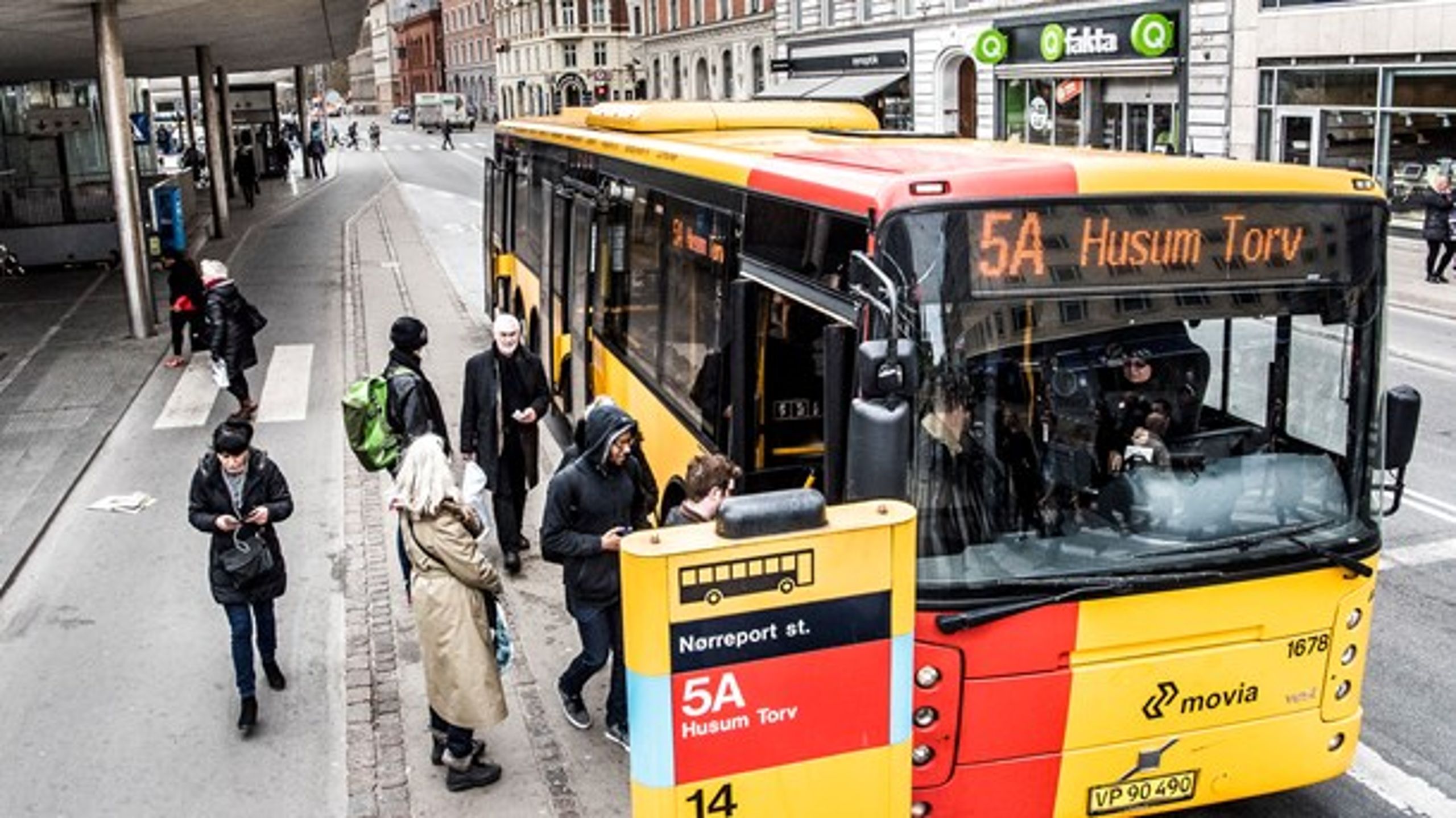 Etablering af en letbane i Aarhus har fået Region Midtjylland til beskære busruterne i regionen for at kunne finansiere udgifter til letbanen. Men det er en fejl at svække den kollektive trafik, mener 3F og DI.
