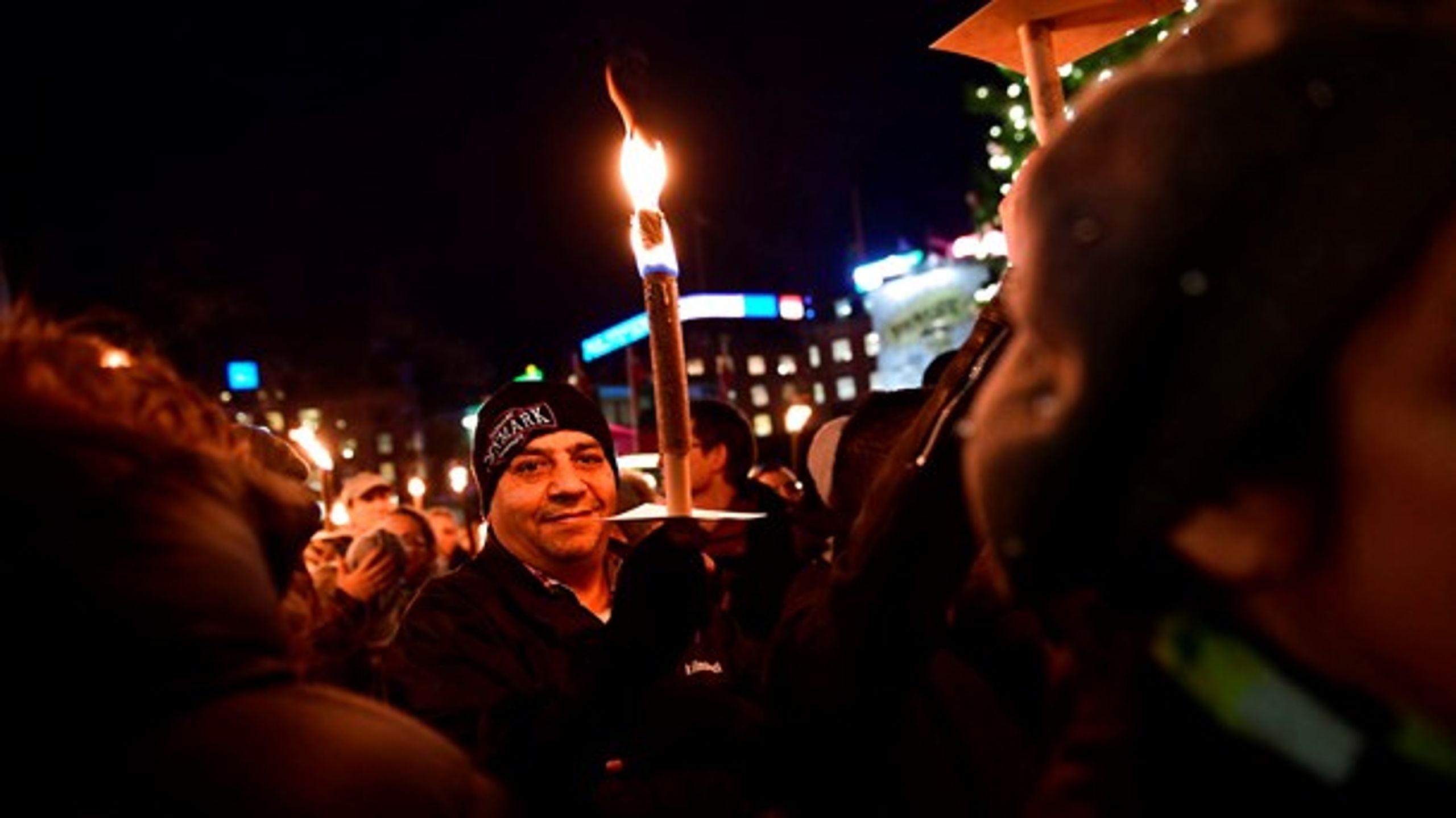 Billedet er fra en december-demonstration for menneskerettigheder på Rådhuspladsen og kan ses som reaktion på modstanden mod de selv samme rettigheder blandt andet fra DF og Henrik Sass Larsens udtalelse på TV2 News.