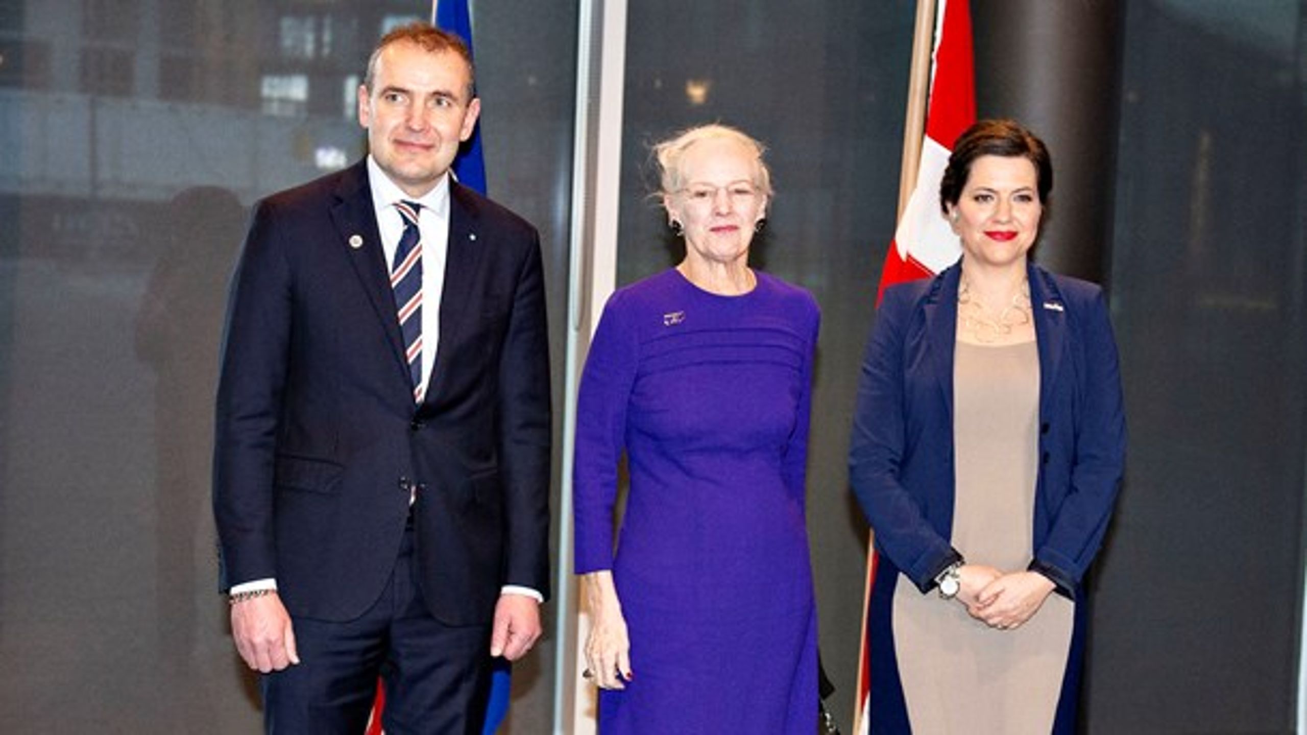 Dronning Margrethe
besøgte Island i december sidste år i forbindelse med fejringen af
100-året for landets selvstændighed. Her modtages hun af Islands
præsident, Gudni Thorlacius Jóhannesson, med frue.<br>