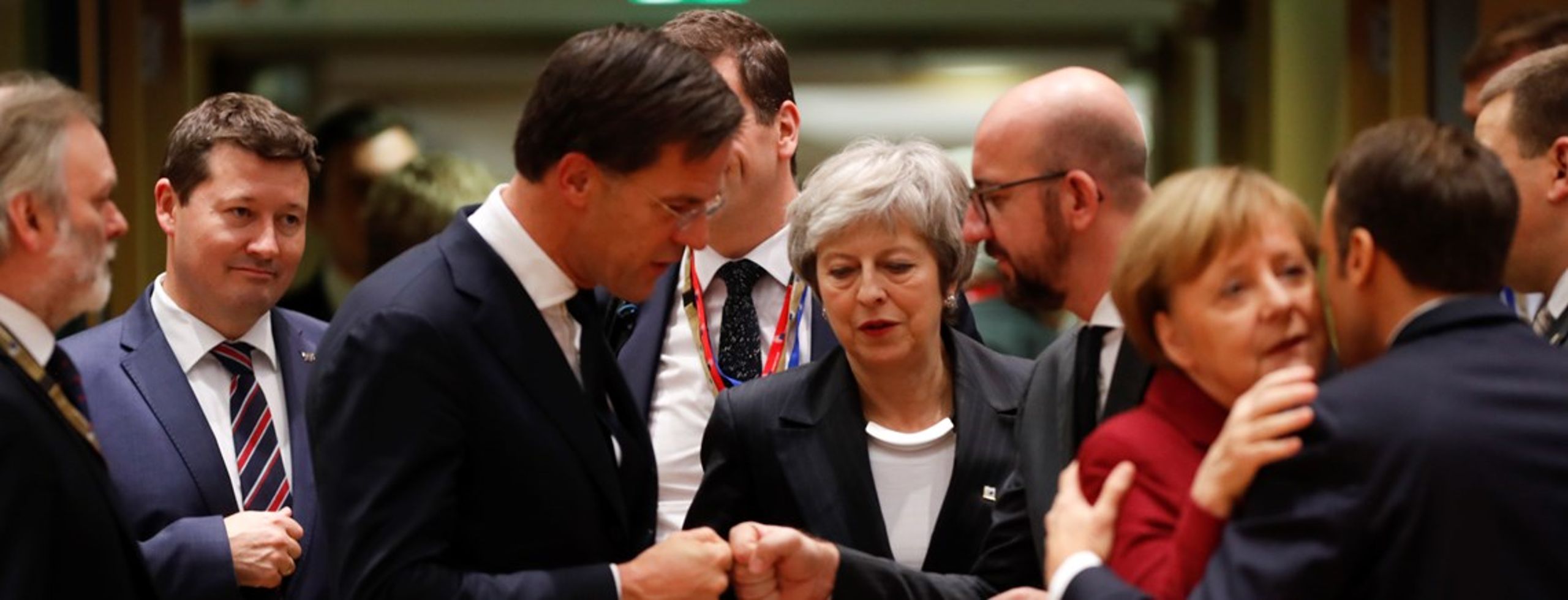 <div>Den britiske premierminister, Theresa May (i midten), ankommer til rundbordssamtale under EU-topmøde i Bruxelles 13. december 2018. EU-lederne var samlet til et todages topmøde med fokus på Brexit-forhandlingerne. Til højre hilser den franske præsident, Emmanuel Macron, på den tyske kansler, Angela Merkel.</div>