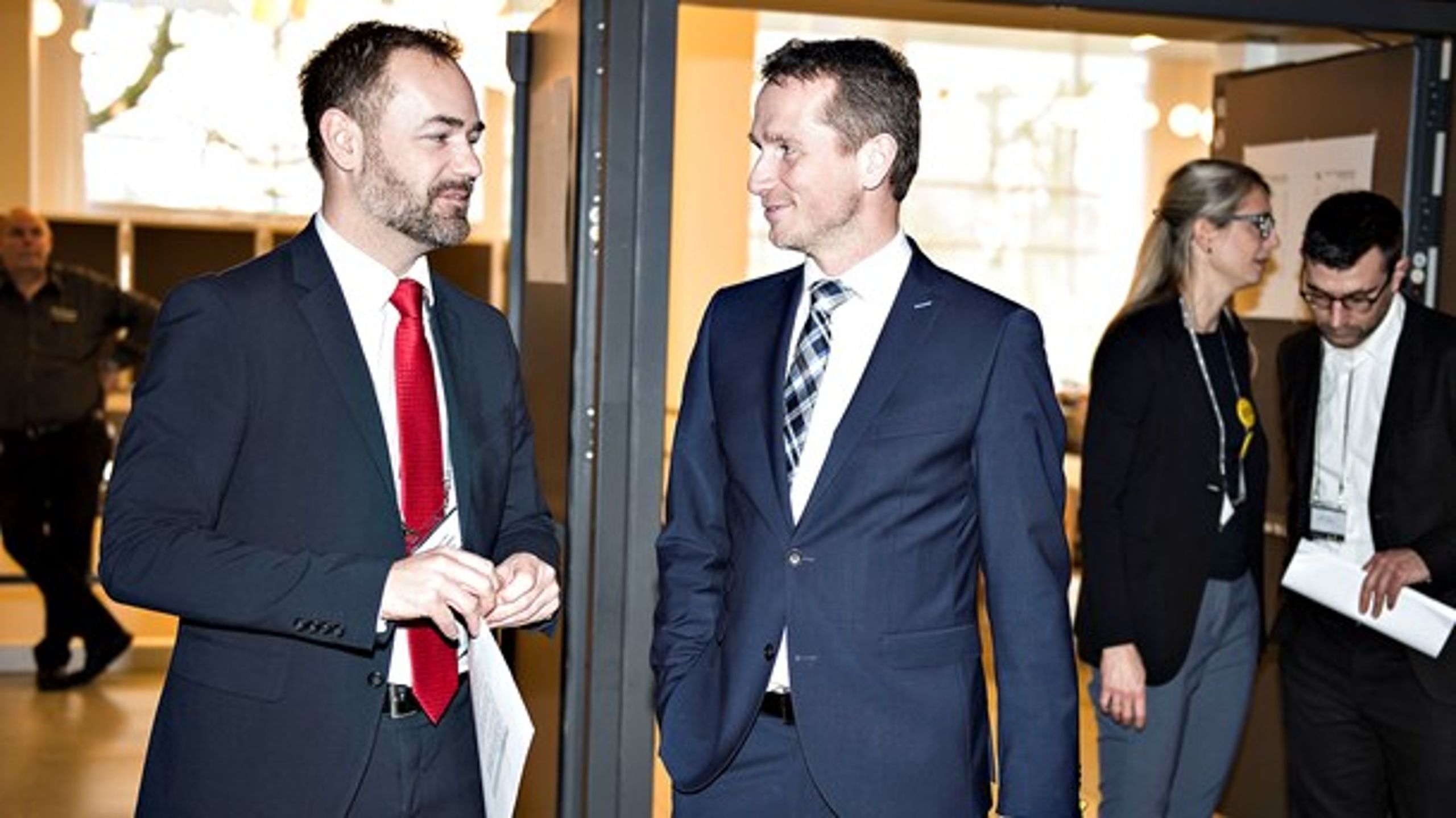 Torsdag tørner KL-formand, Jacob Bundsgaard (tv.) og finansminster Kristian Jensen (V) sammen til en duel på ord, når KL afholder kommunaløkonomisk forum i Aalborg.