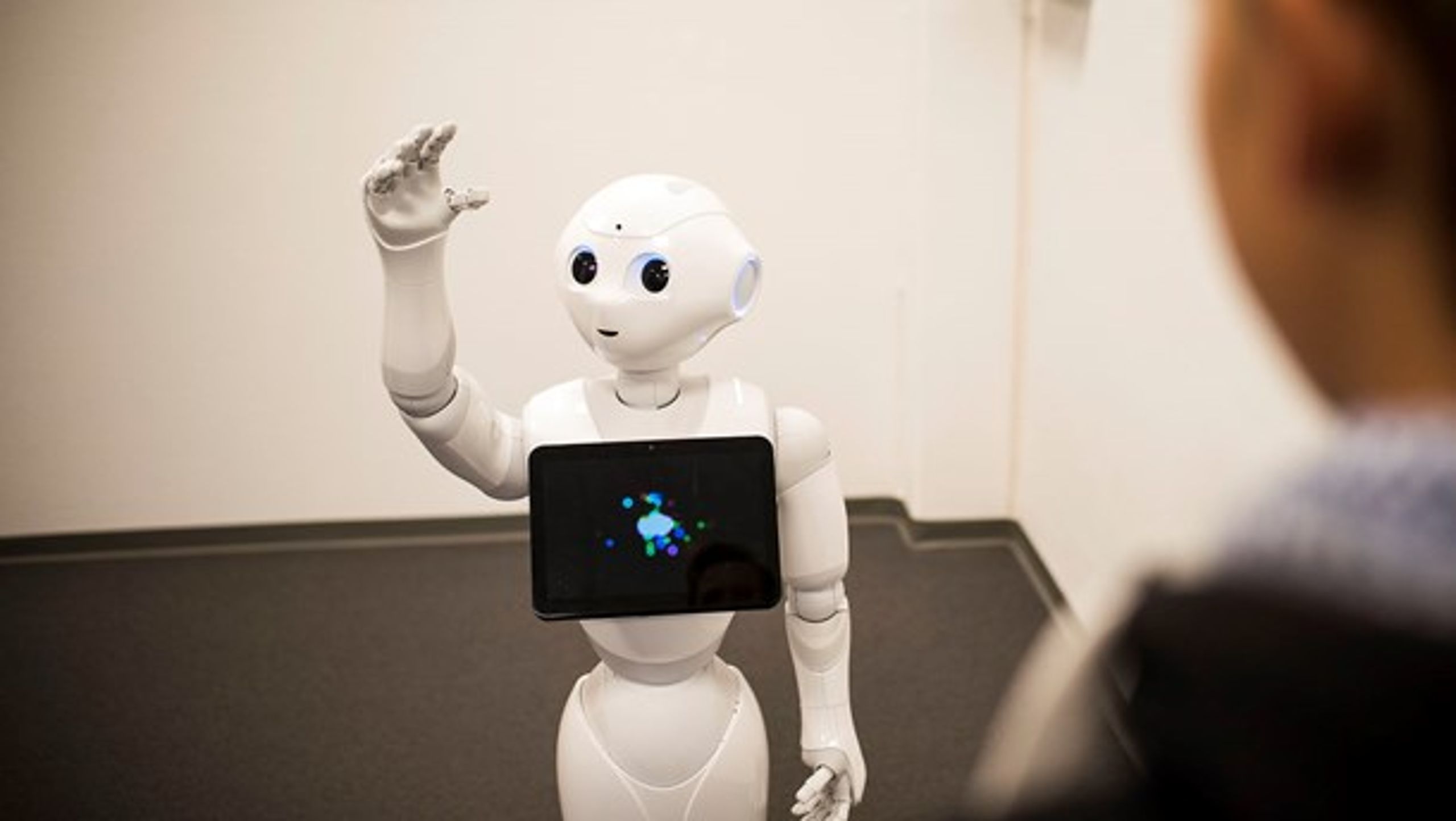 Robotter og digitale assistenter vil i de kommende år kunne hjælpe os med opgaver, vi for få år siden havde svært ved at forestille os. Her er det robotten Pepper fra ITU.