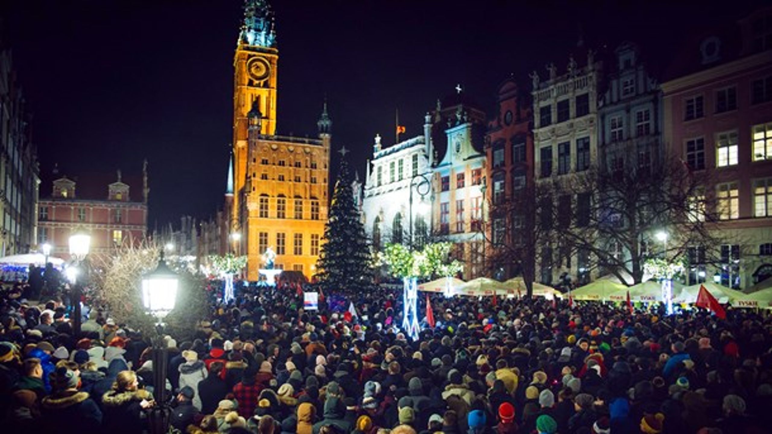 Tusindvis af polakker gik på gaden i Gdansk for at vise deres respekt for den dræbte borgmester, Pawel Adamowicz.