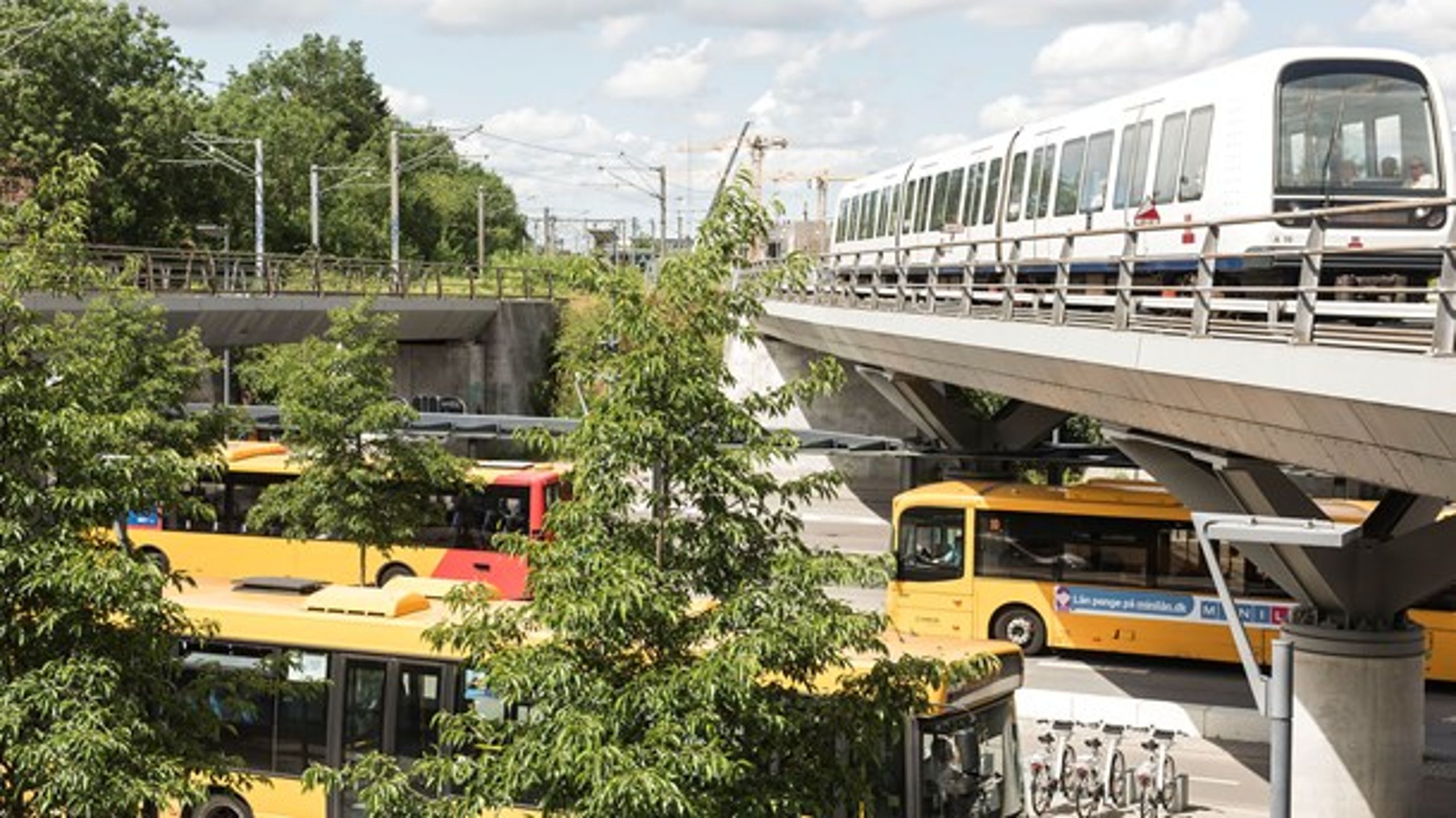 Busser, S-tog, Metro og regionale togforbindelser skal hænge bedre sammen i hovedstaden. Til det formål vil regeringen oprette en ny organisation Hovedstadens Offentlige Transport – eller HOT.
