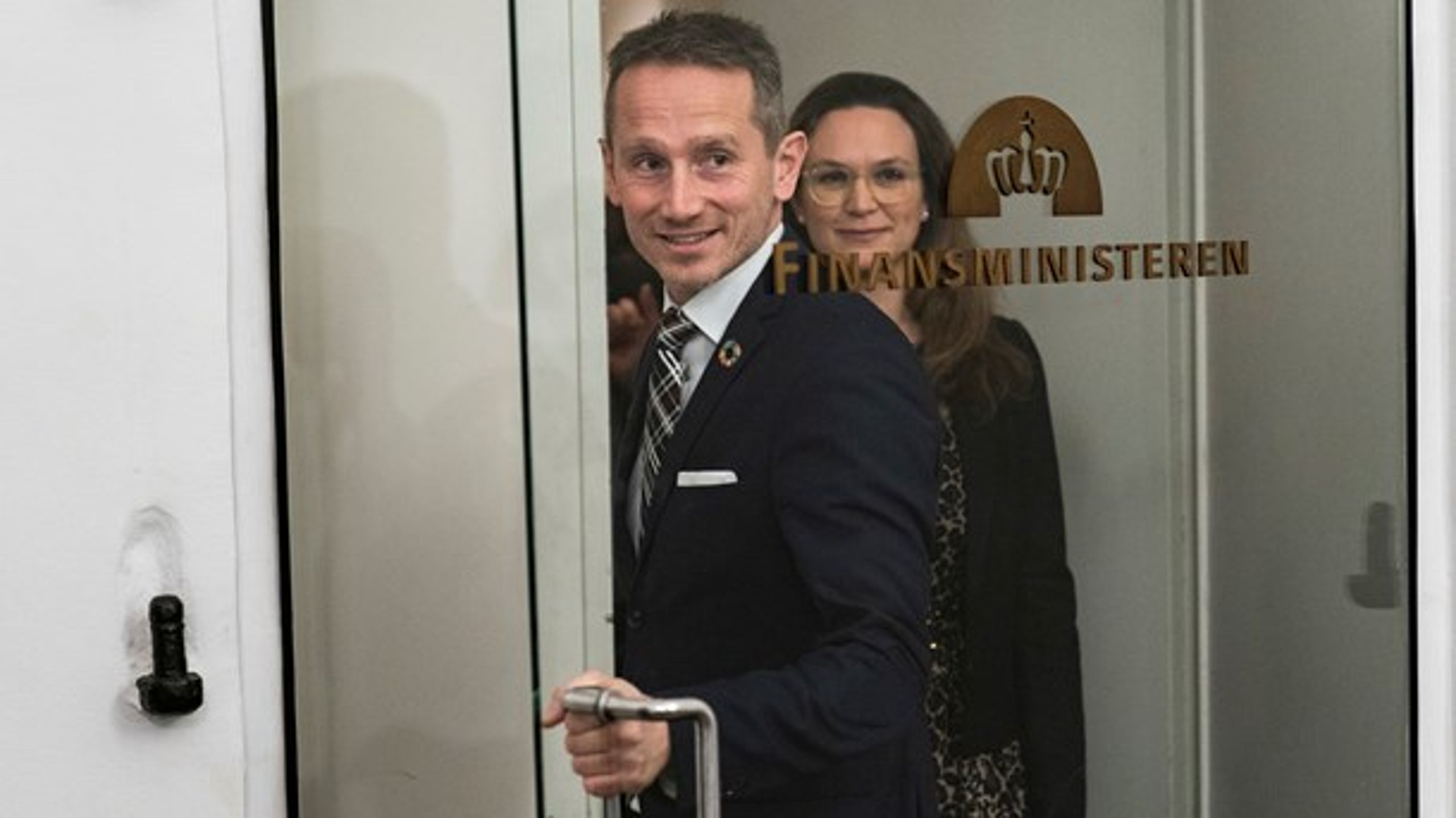 Finansminister Kristian Jensen flankeret af undervisningsminister Merete Riisager onsdag.
