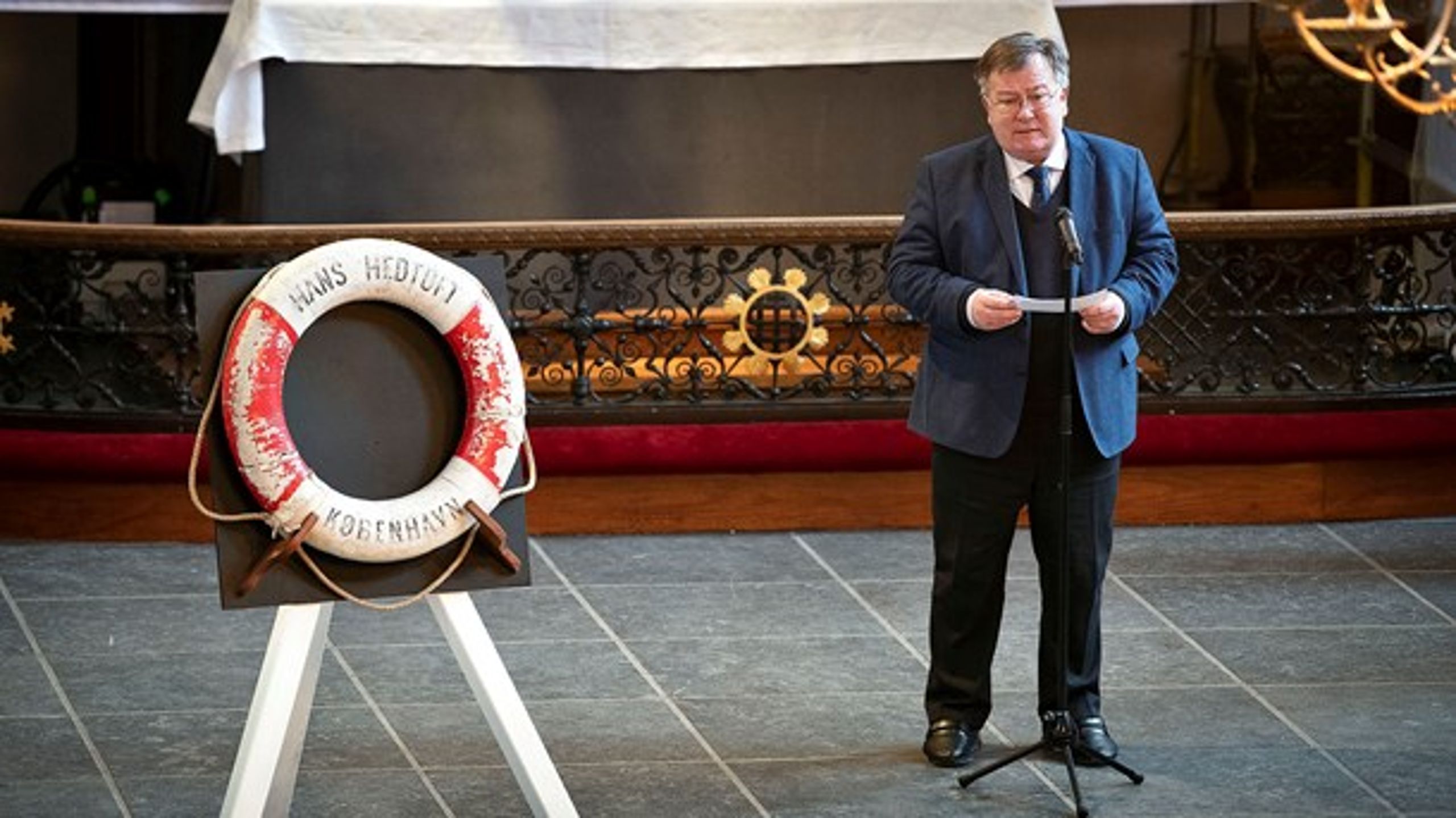Forsvarsminister Claus Hjort Frederiksen talte i Holmens Kirke i København ved siden af den redningskrans fra Hans Hedtoft, som er det eneste spor efter skibet.