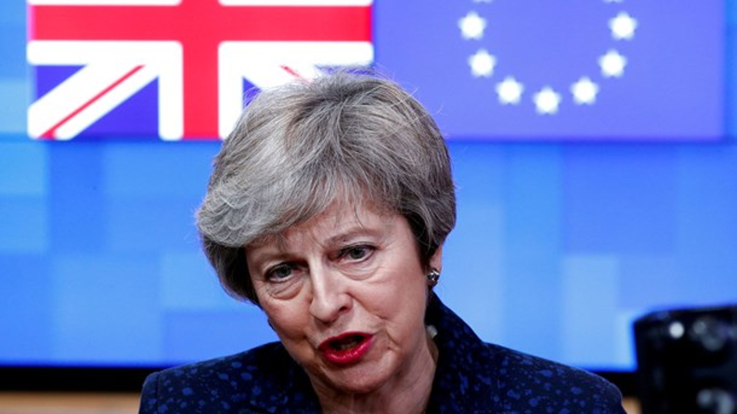 Den britiske premierminister har igen meldt sin ankomst i Bruxelles. Med kun en måned til Brexit-datoen håber hun på, at EU-siden kan give hende noget, som kan hjælpe hende med at få skilsmisseaftalen over stregen hjemme i Underhuset.