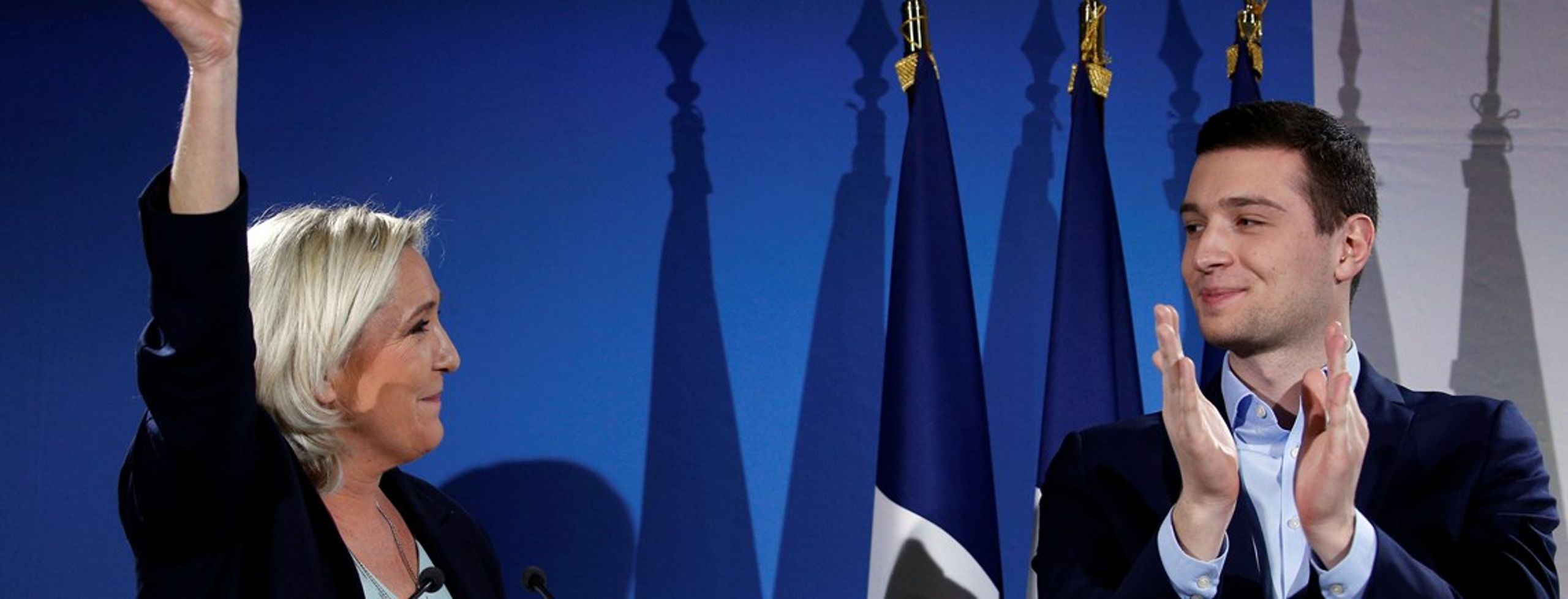 Leder af det franske højrefløjsparti Rassemblement National (tidligere Front National), Marine Le Pen, på scenen ved siden af partiets Europa-Parlamentskandidat, Jordan Bardella.