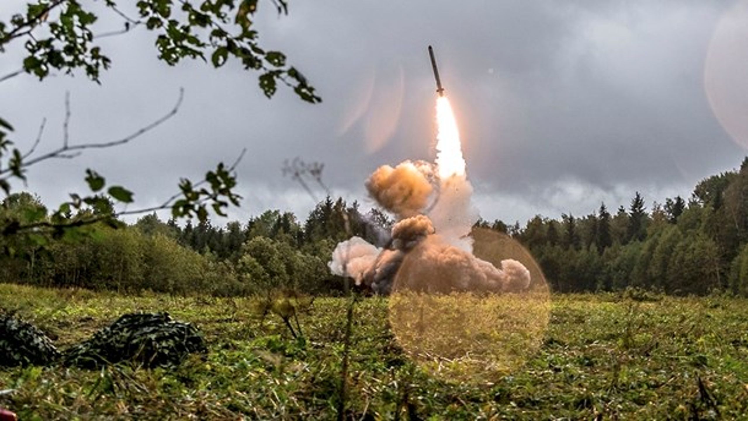 Nato beskylder Rusland for at bryde en 30 år gammel missiltraktat. Her affyres et russisk kortdistance-missil af typen Iskander under en øvelse nær Skt. Petersborg i 2017.