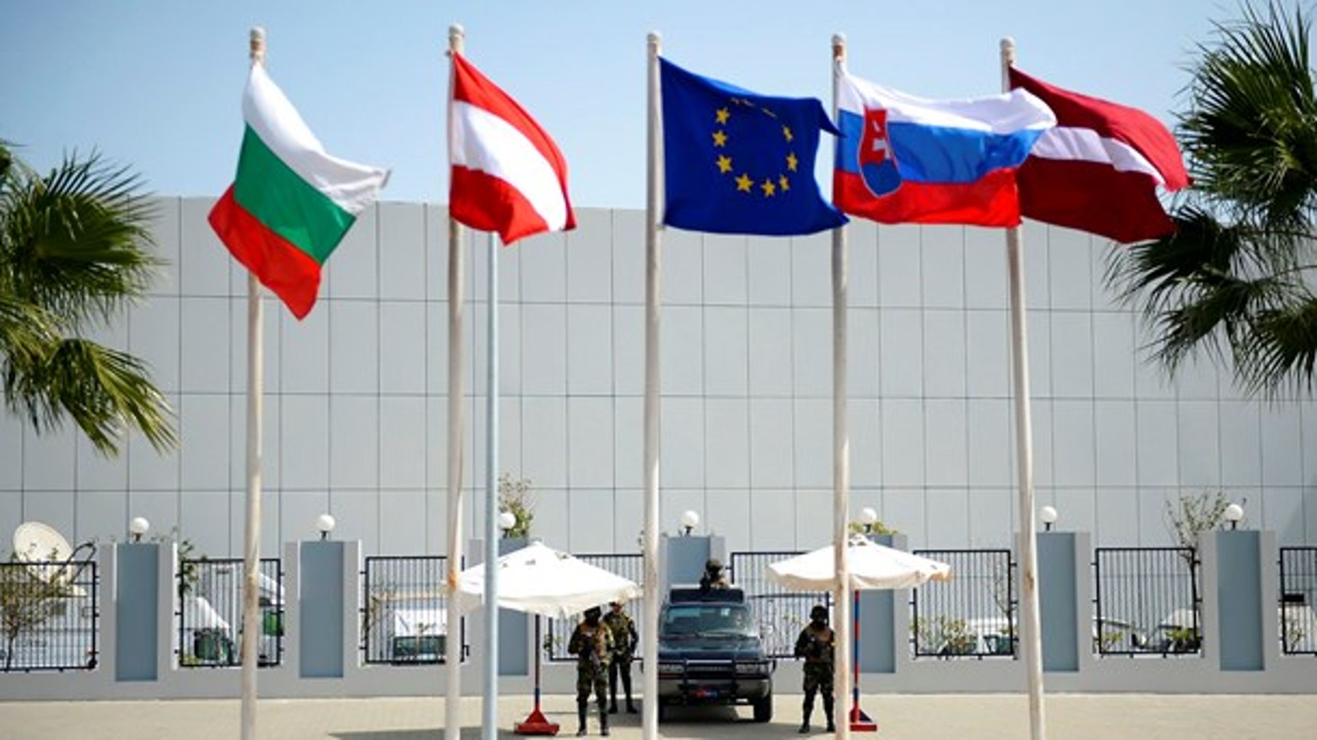 Det første møde nogensinde mellem EU-ledere og Den Arabiske Liga finder sted i den egyptiske badeby Sharm el-Sheikh.
