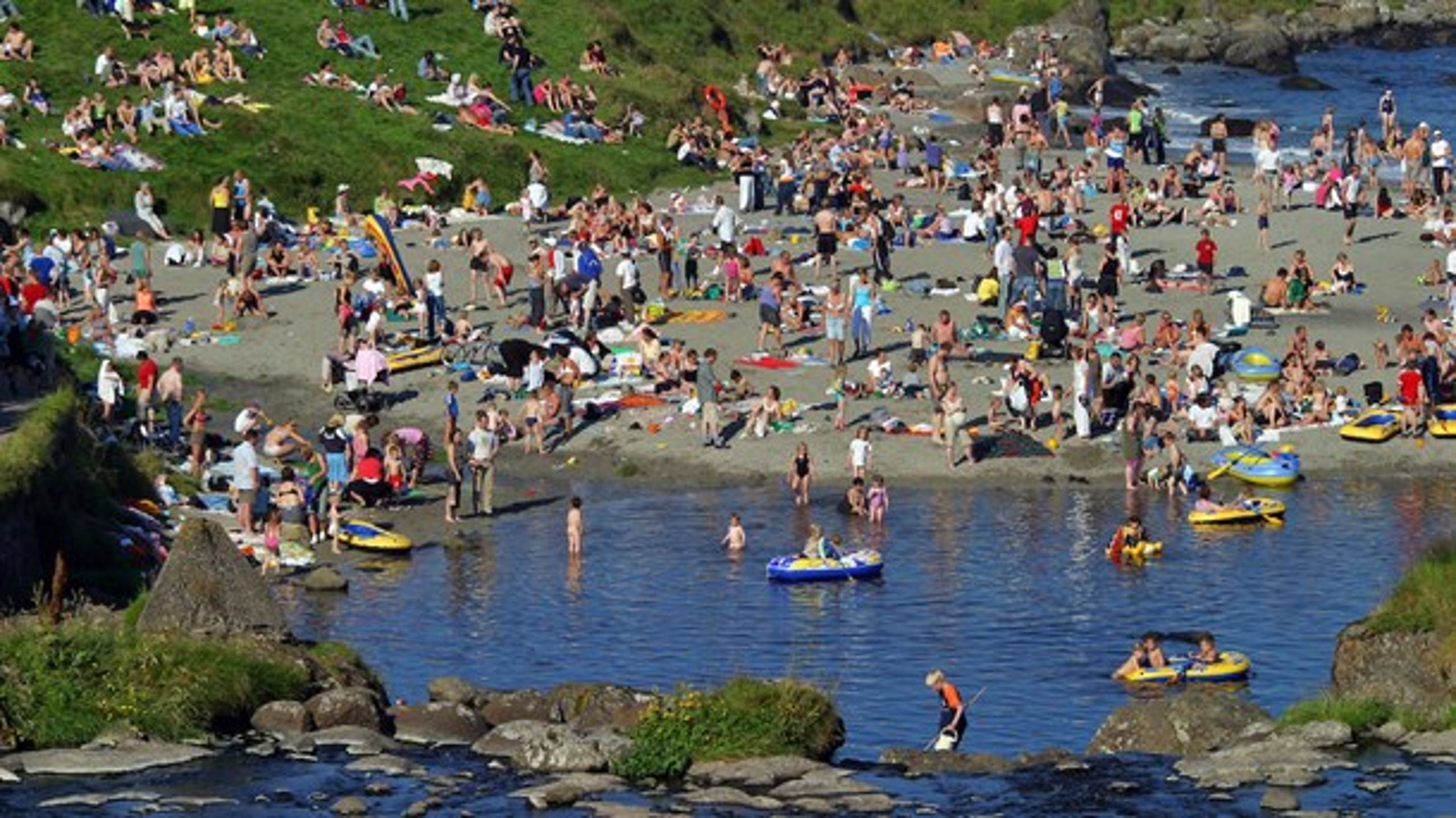 Færinger på stranden i Tórshavn.