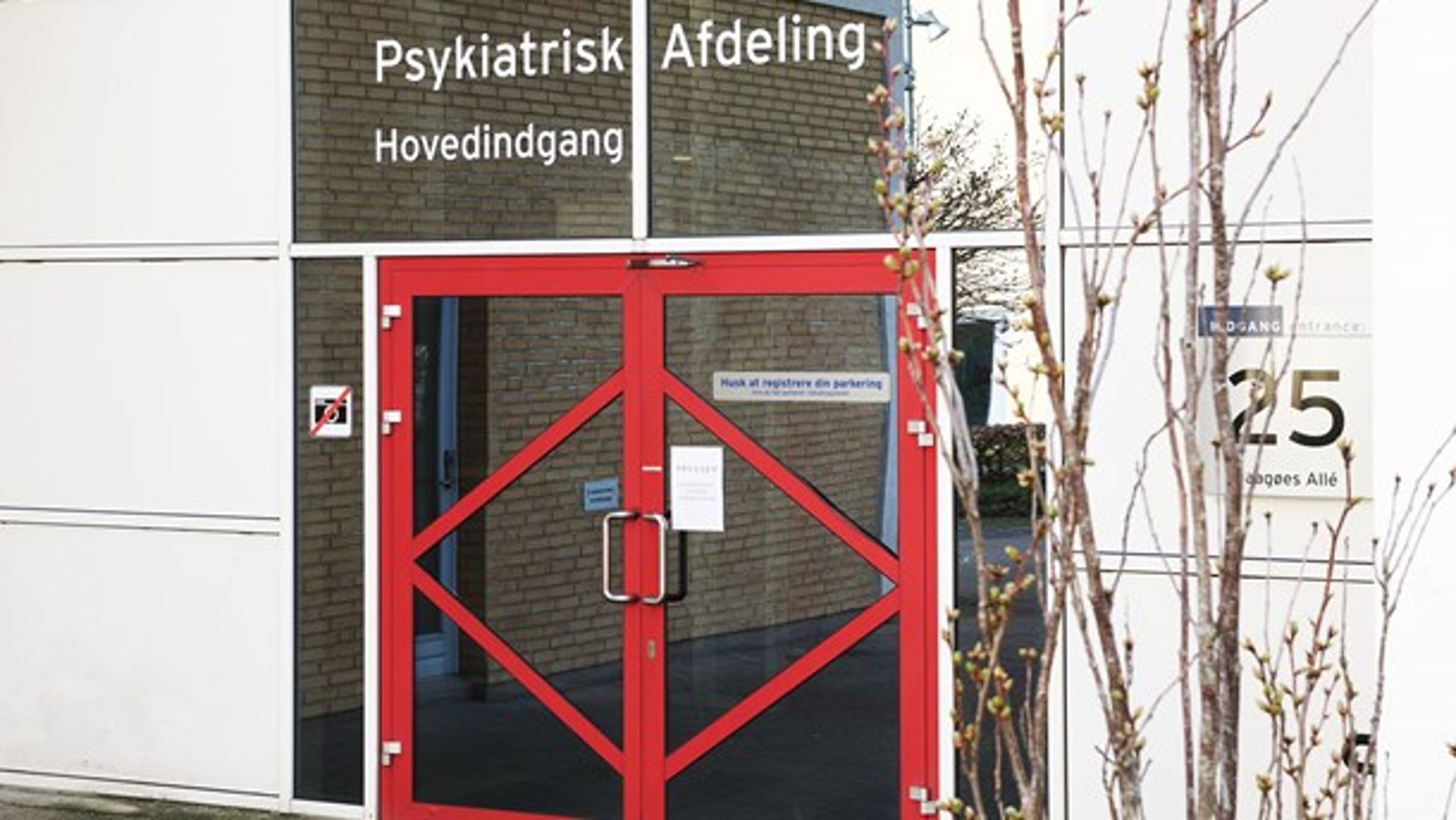 Færre patienter skal fremover gå ind ad døren til den regionale psykiatri, hvis det står til regeringen.