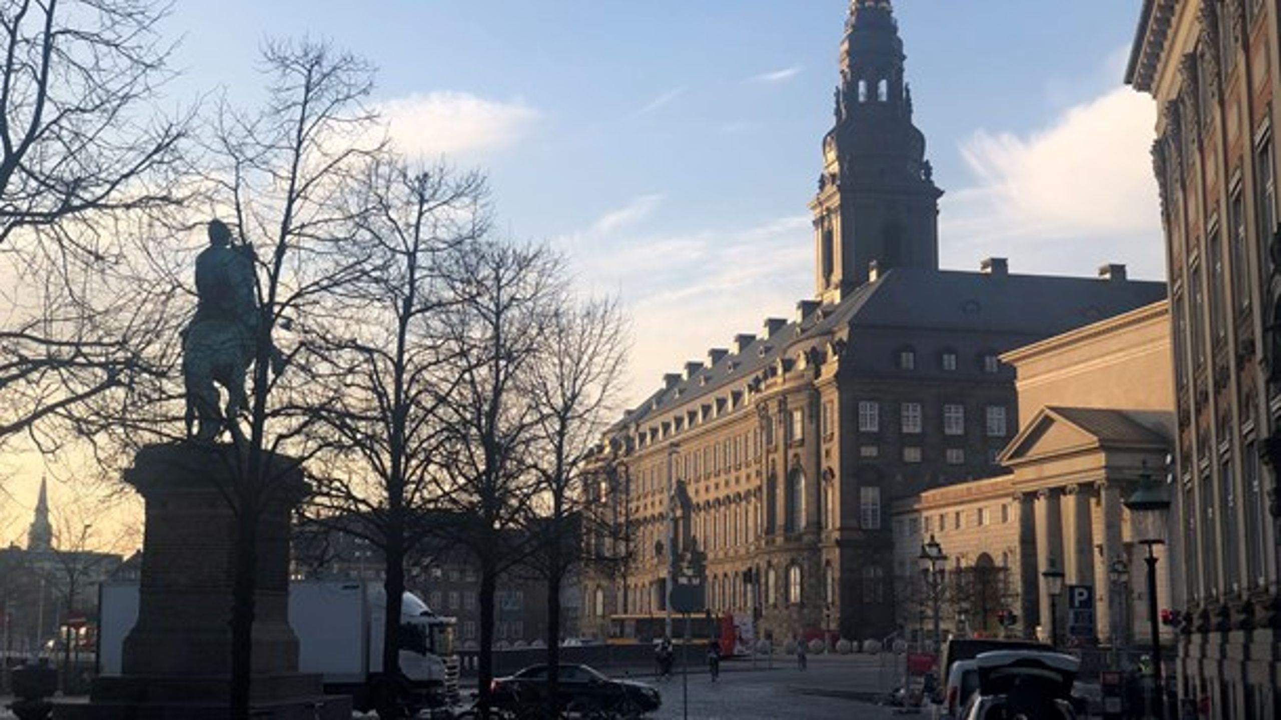 Christiansborg
på årets første forårsmorgen. Snart strømmer alle ud i valgkamp.