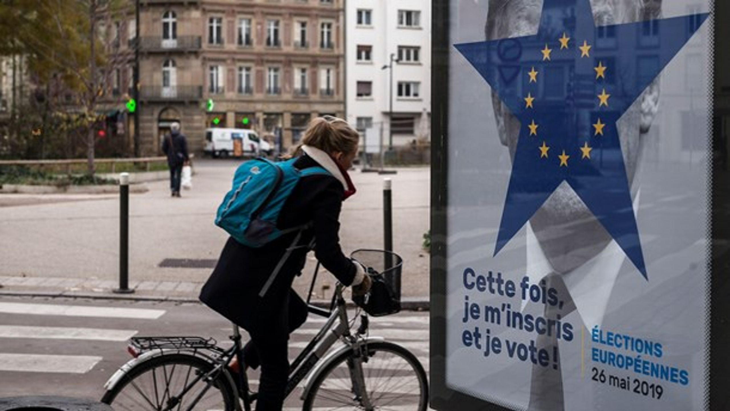 "Denne gang stemmer jeg," står der på denne franske valgplakat. Ved sidste EU-valg i 2014 stemte kun hver fjerde af de unge franskmænd. Vil flere komme på banen 26. maj?