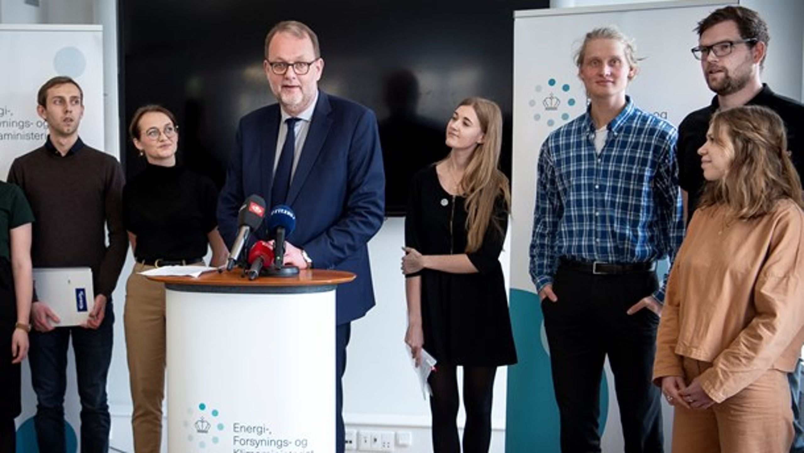 Nina Möger, som står til venstre for klimaminister Lars Chr. Lilleholt, sammen med andre medlemmer af Ungeklimarådet.