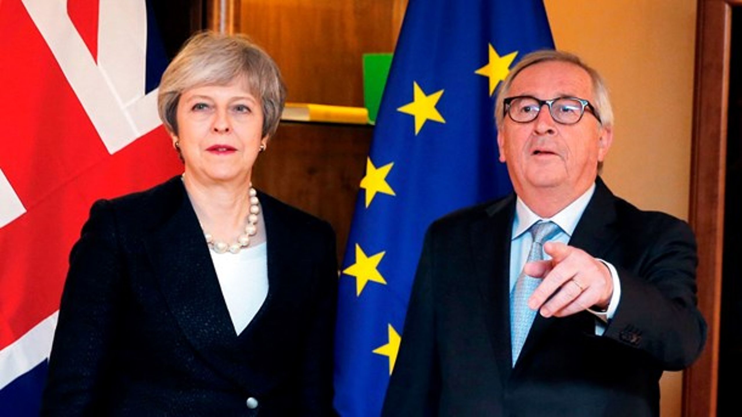 Den britiske premierminister, Theresa May, og EU-kommissionsformand Jean-Claude Juncker forsøger at undgå, at briterne falder ud af Unionen uden en aftale 29. marts.