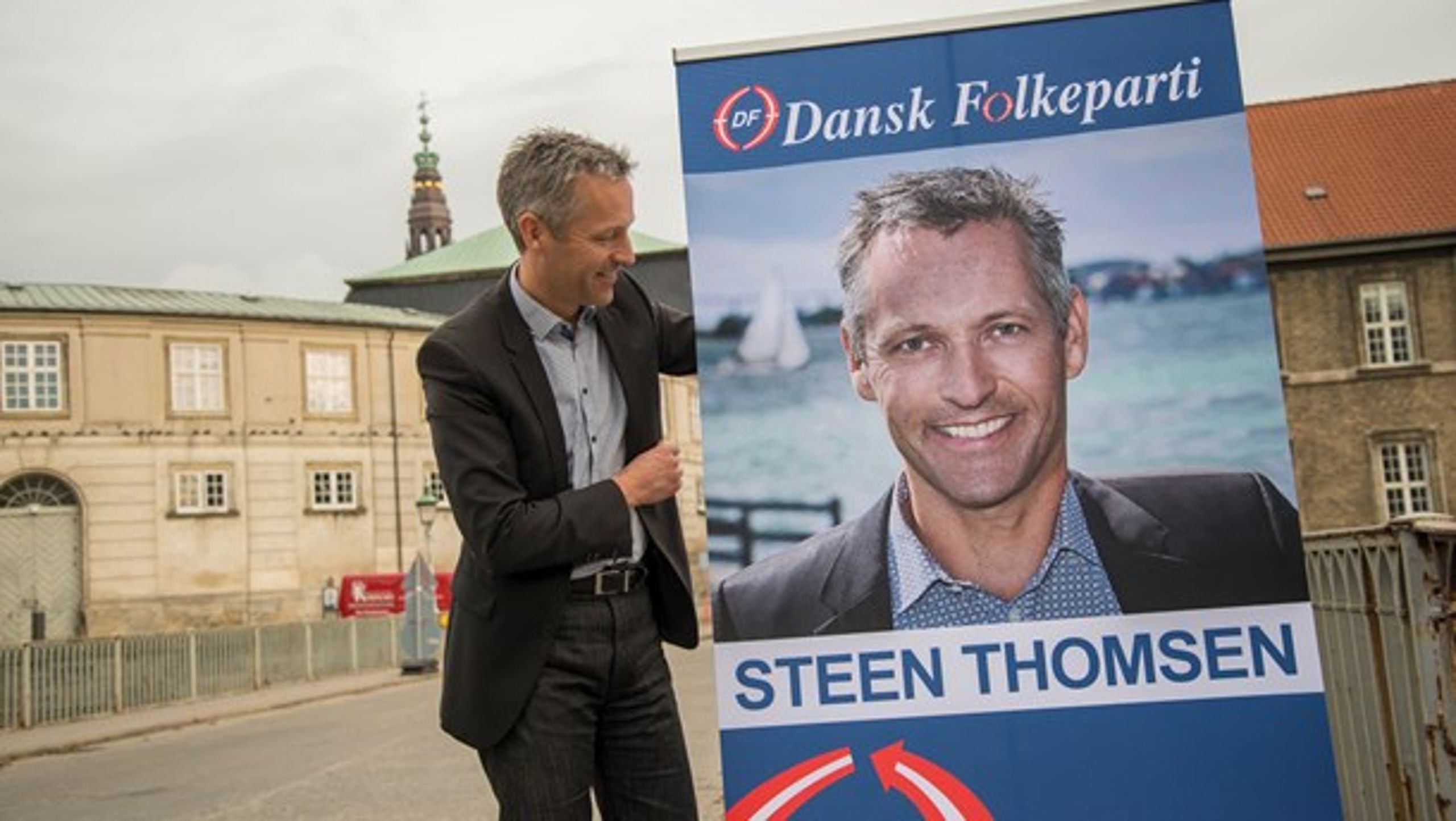 Folketingskandidat Steen Thomsen (DF) går både ind for markant højere priser på cigaretter og for, at cigaretter skal gemmes væk under disken, fortalte han ved et vælgermøde i denne uge.