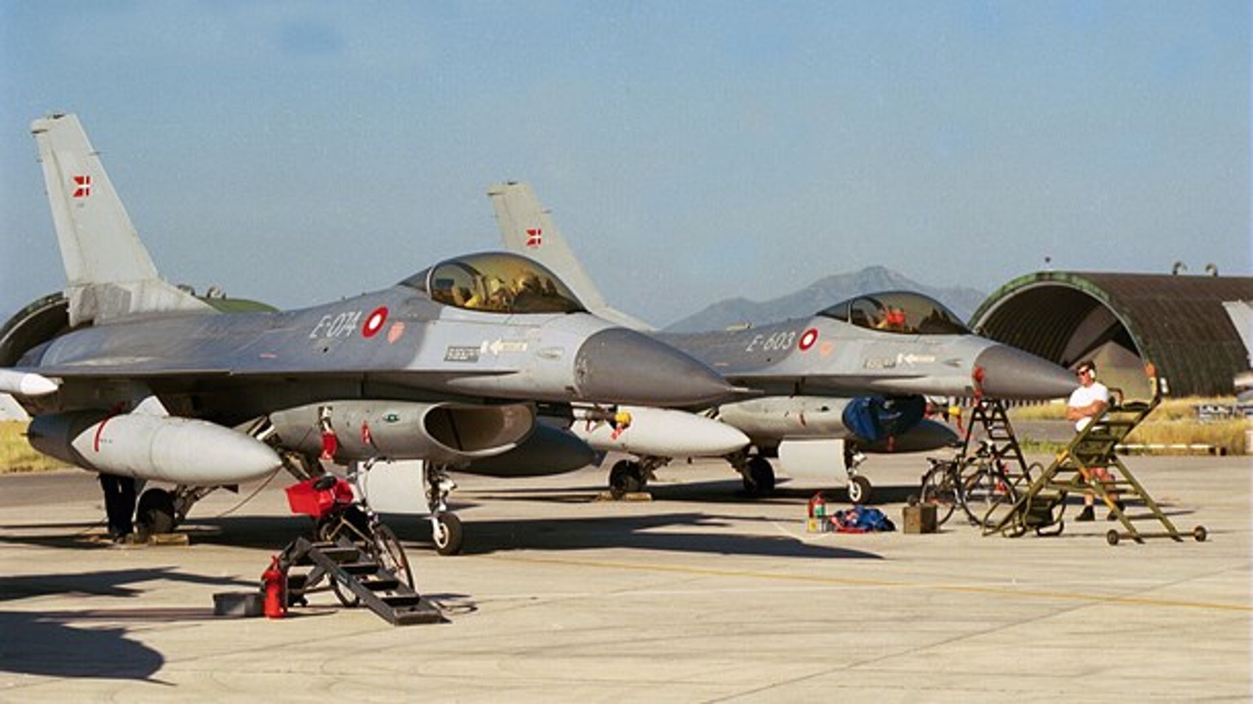 To danske F-16-fly på Grazzanise-basen i 1998.