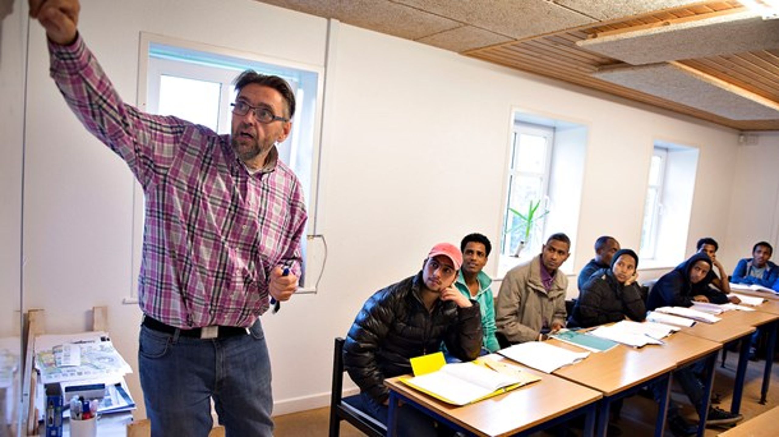 Flygtninge modtager danskundervisning på Vrå Højskole.