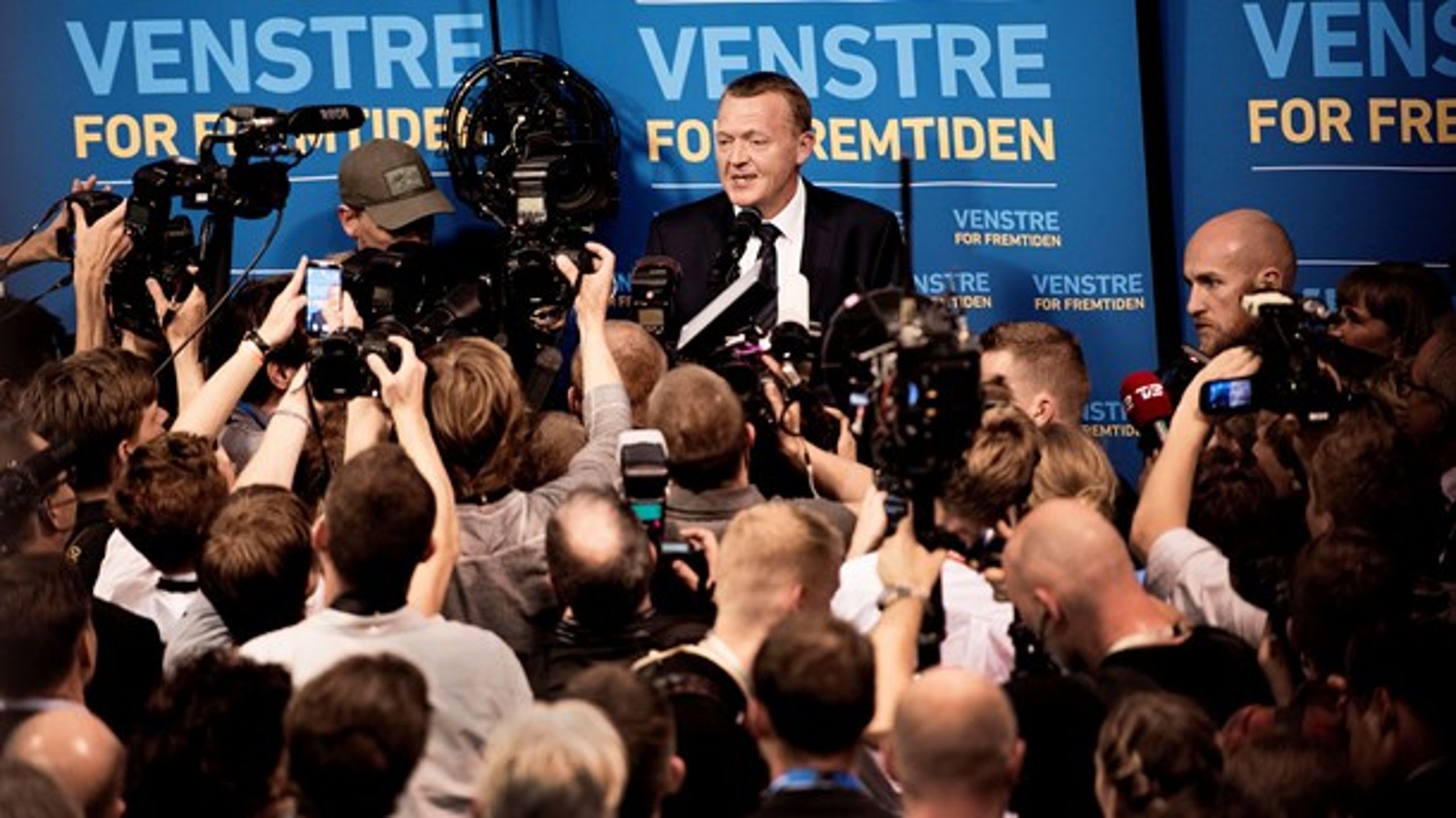Lars Løkke Rasmussen holder sejrstale for en ivrig presse under valgnatten 2015.&nbsp;