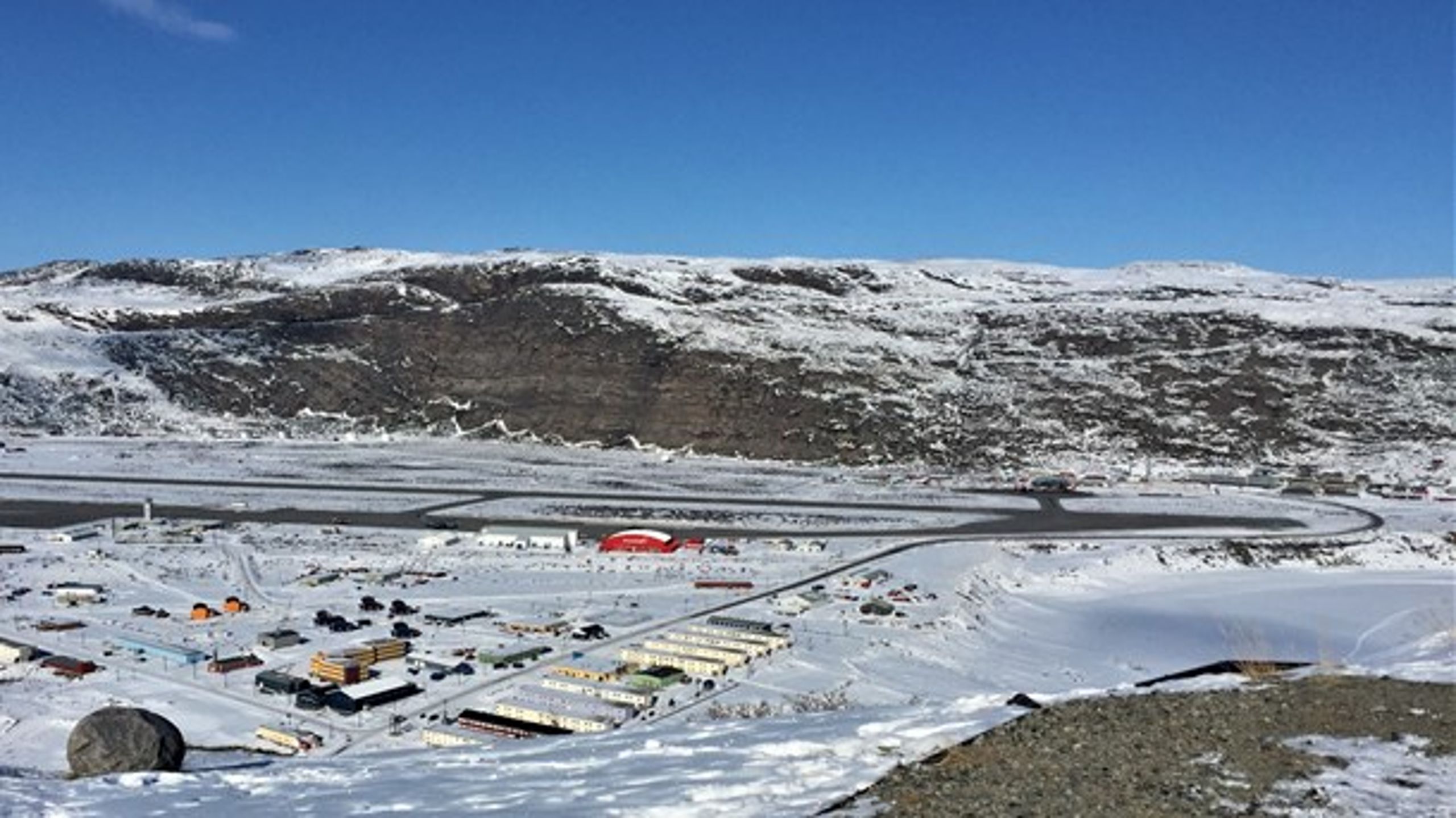 Kangerlussuaq-lufthavnen en solskinsdag i april 2018.