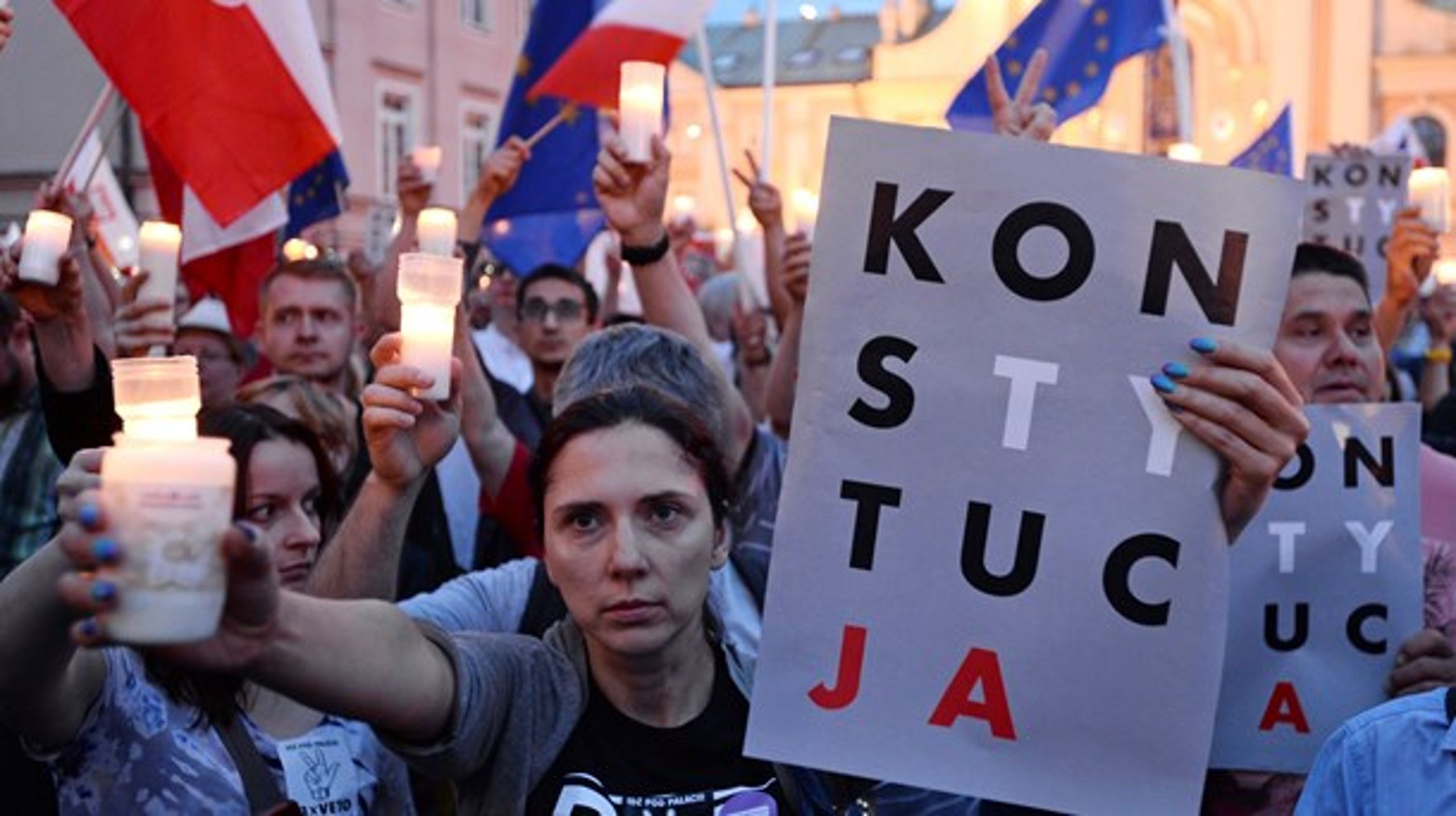 Både Ungarn og Polen har indført love, der går ud over retssikkerheden. På billedet demonstrerer polske borgere for at tage afstand fra en lov, der tvinger højesteretdommere til at gå på pension som 65-årige.&nbsp;