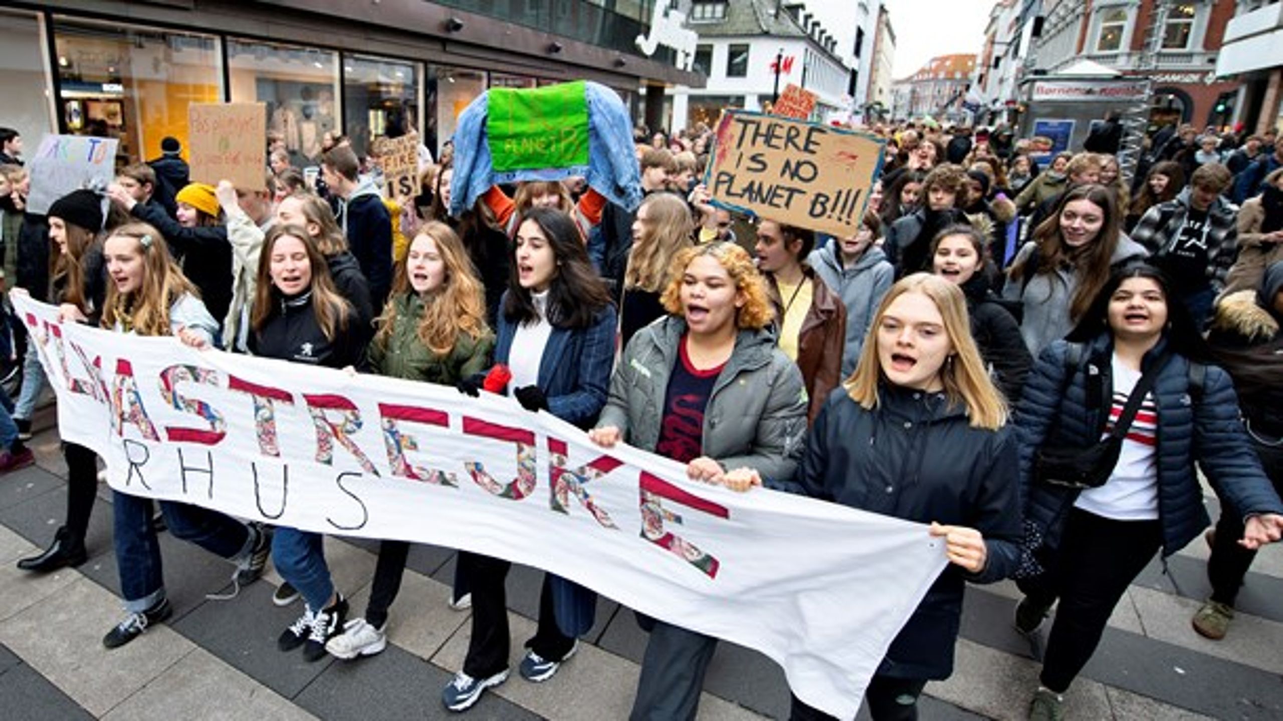 Her ses skoleelever fra Aarhus, der strejker for klimaet. Overholdelsen af Danmarks forpligtelser til Paris-aftalen findes også blandt DUF's ti ønsker til en ny regering.&nbsp;