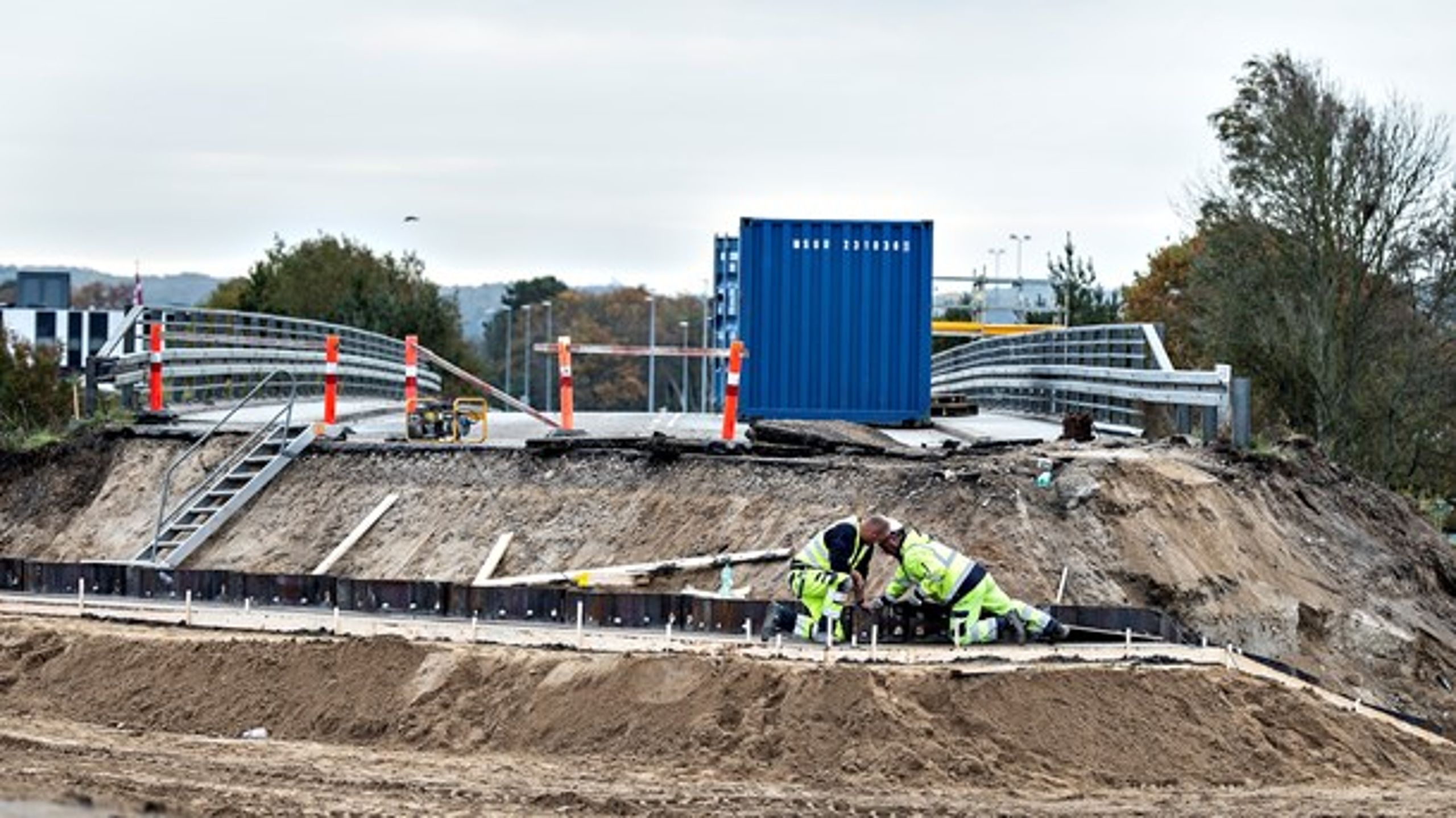 Blå blok&nbsp;afsætter milliarder til ny asfalt,&nbsp;beton og stål, mens de forsømmer klimaet,&nbsp;mener&nbsp;Henrik Gudmundsson.