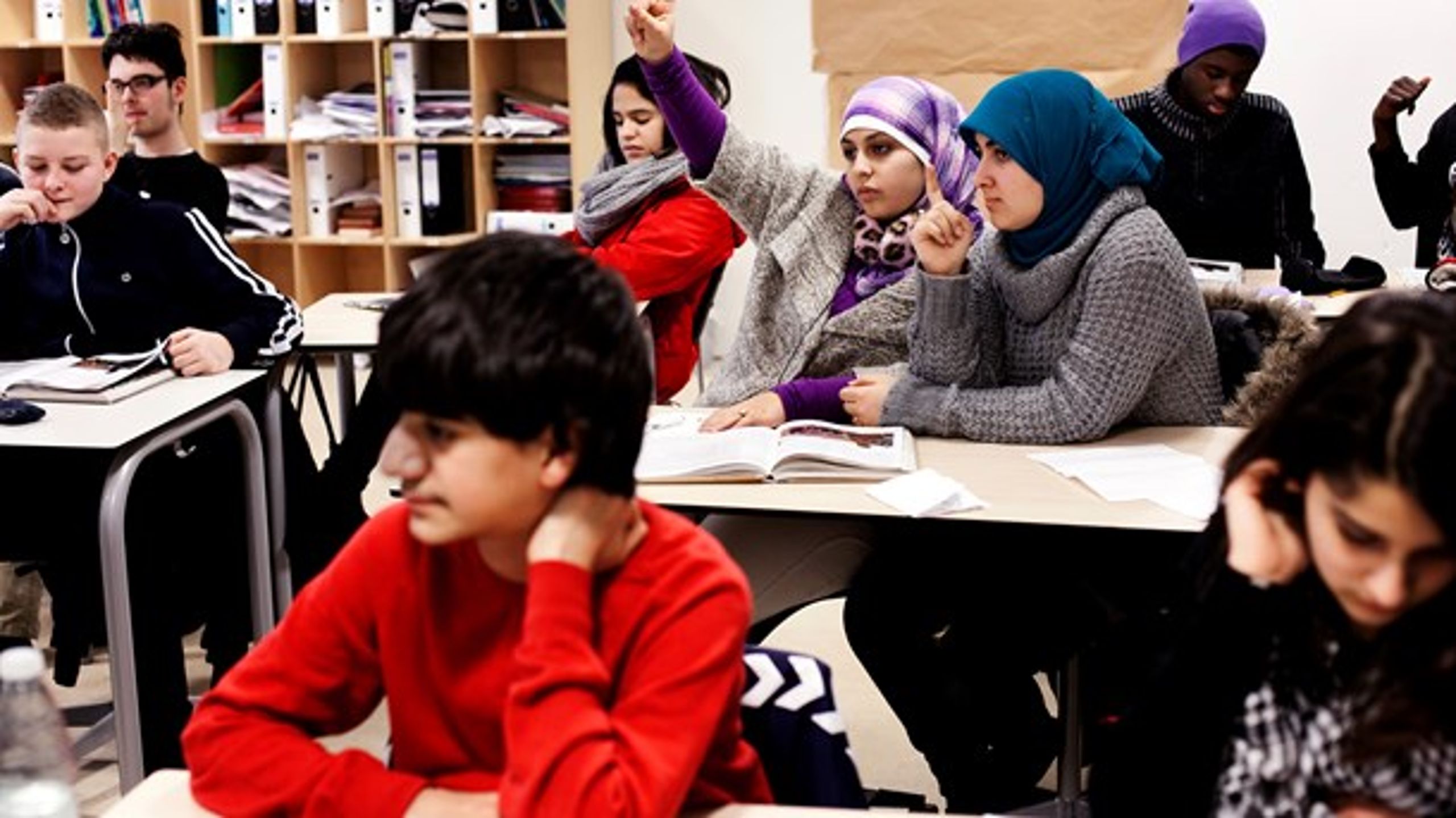 Motivationen er faldet, og fraværet er steget blandt elever med flygtningebaggrund, skriver Rahima Abdullah.